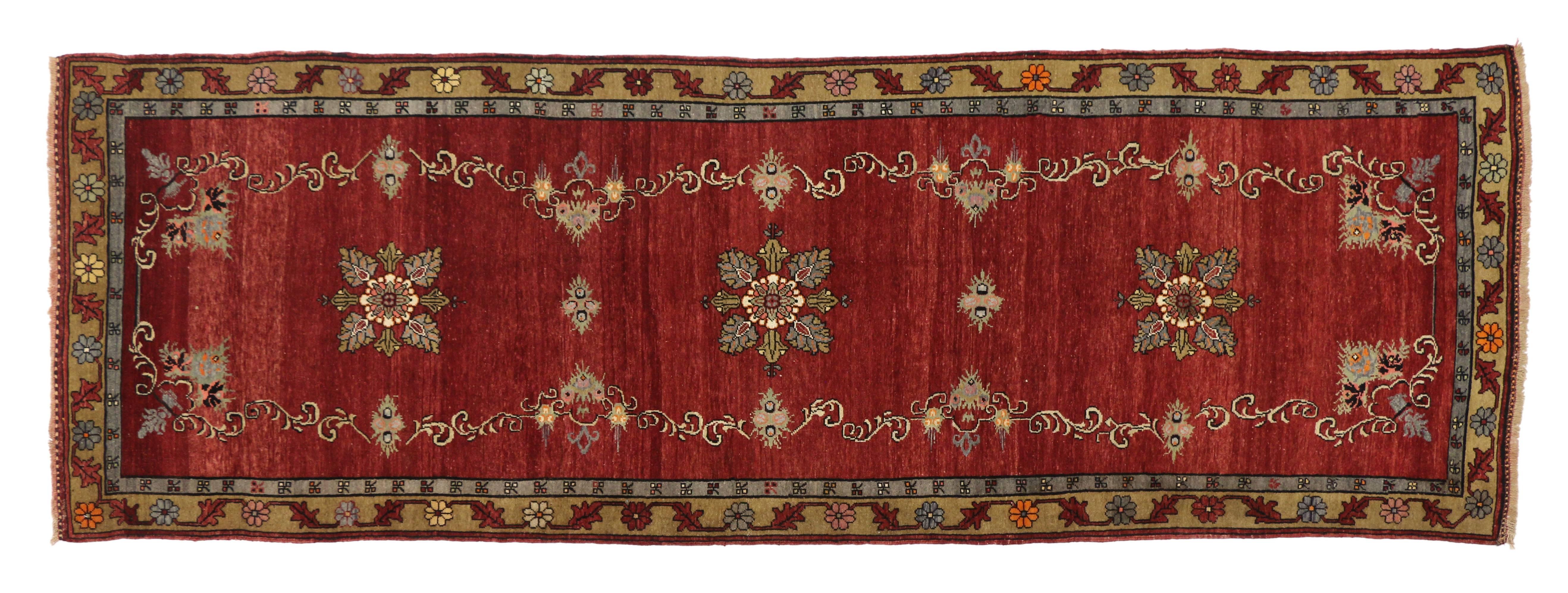 Noué à la main Tapis de couloir vintage turc Oushak avec maison de manoir de style Tudor en vente