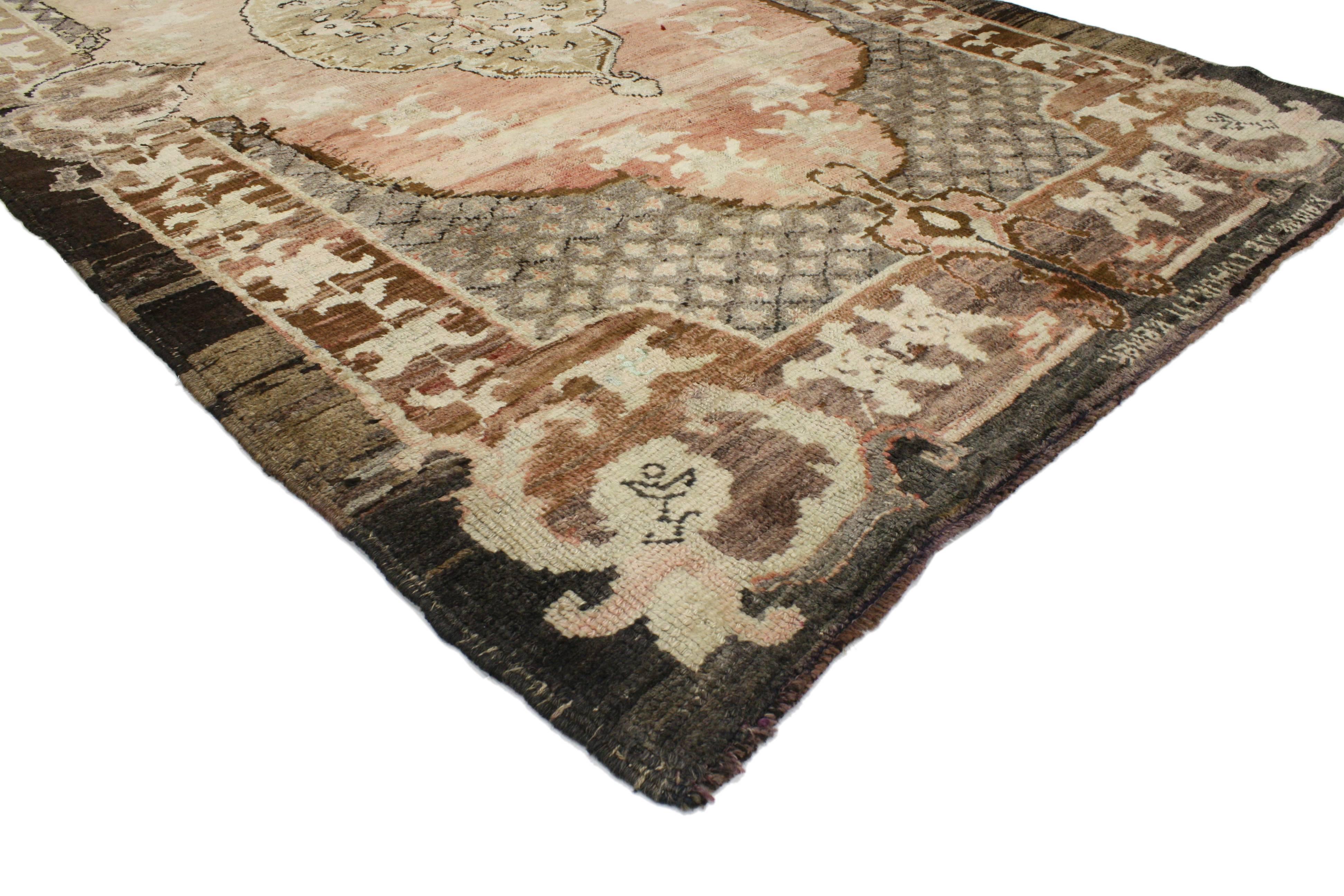 Vintage Turkish Sivas rug with modern design. Vintage hand-knotted Turkish Sivas rug with traditional modern style featuring a center medallion and floral motifs in an open abrashed field surrounded by complementary floral border. The color palette