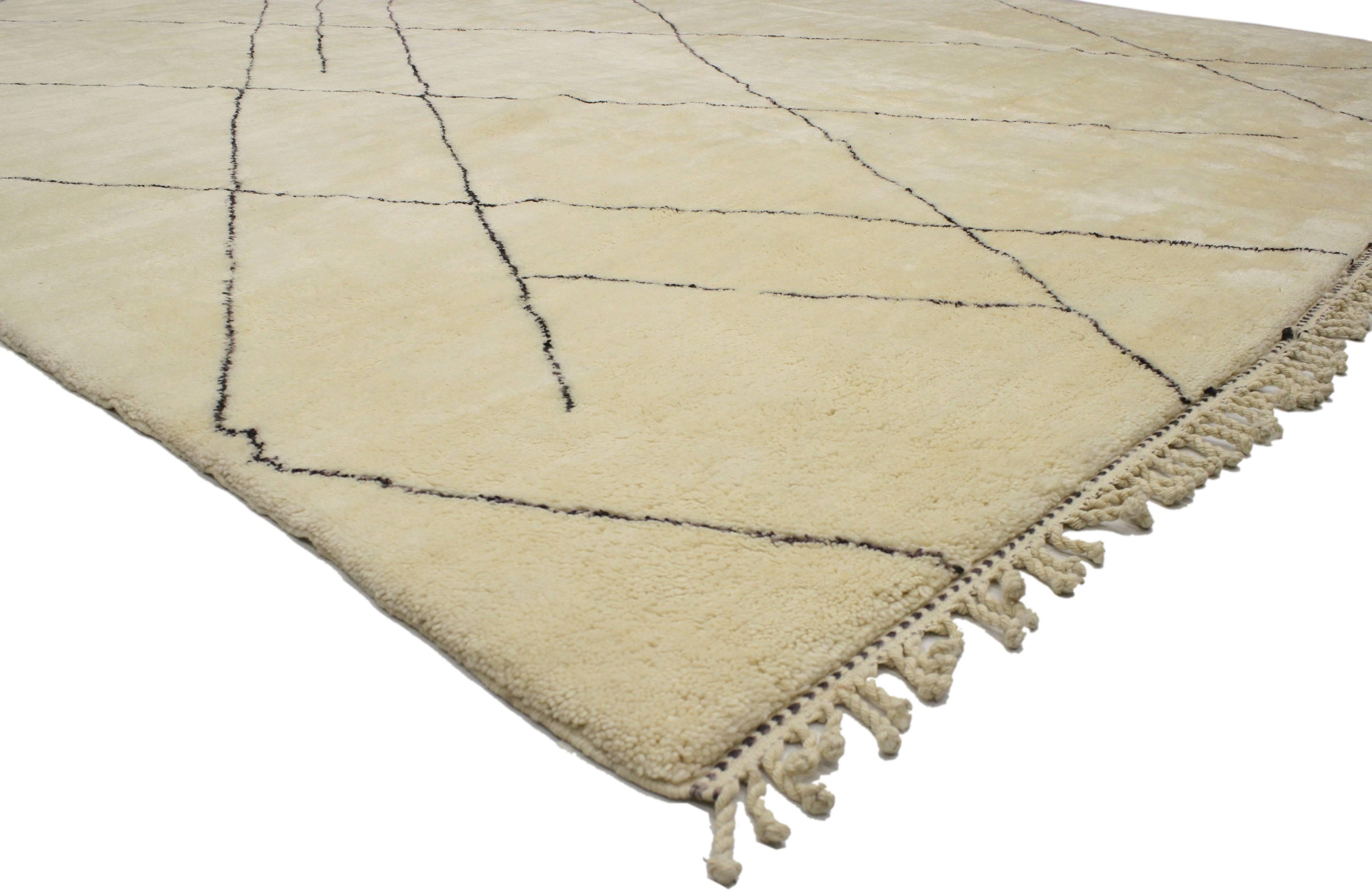 20530 contemporary Moroccan rug with modern style. This contemporary Moroccan rug with Modern style combines the nomadic Berber tribe history with today’s modern interiors. Impeccably woven from hand-knotted sheep wool, this high pile Moroccan rug