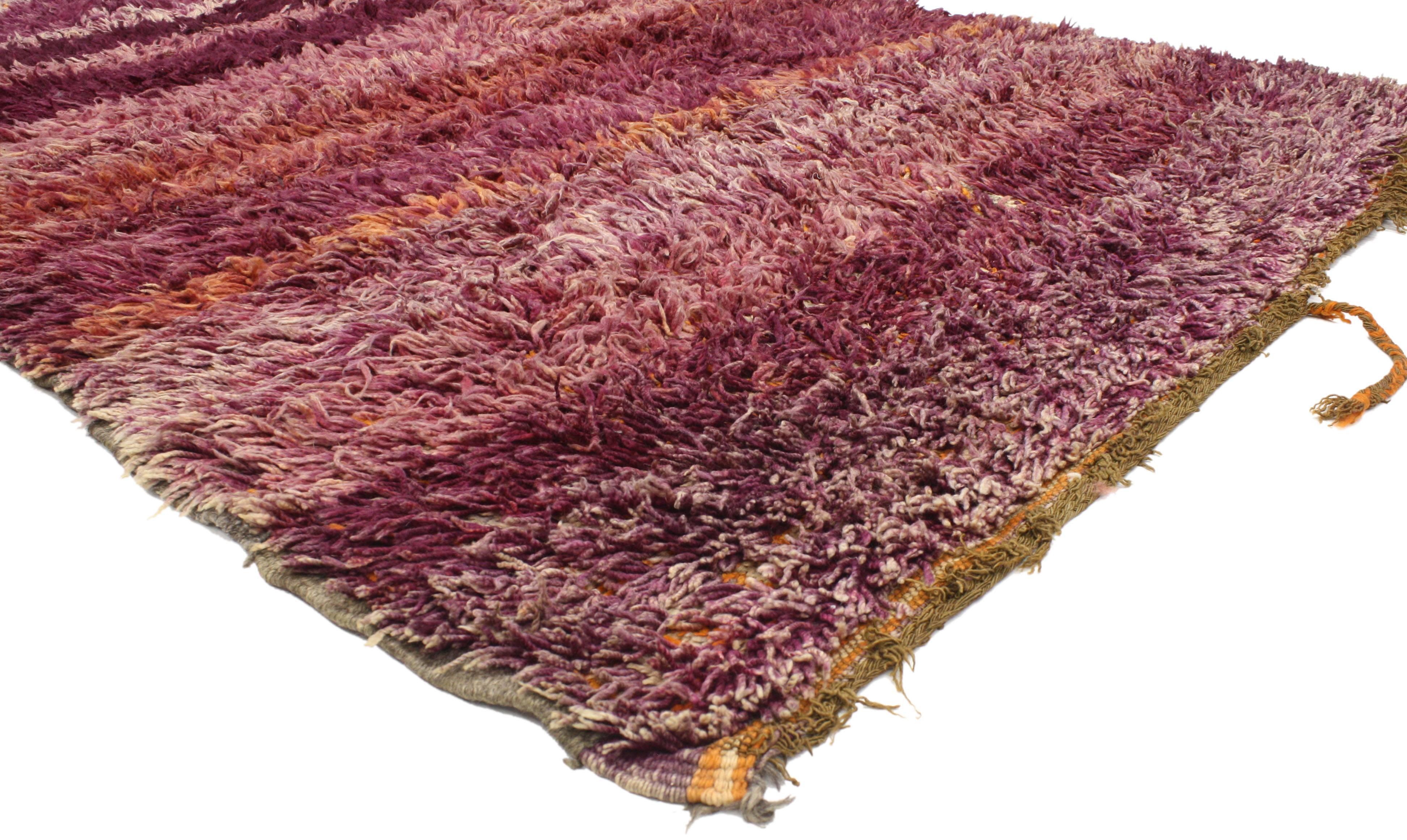 20635 Tapis marocain Vintage Beni Mrirt, 05'09 x 08'03. Les tapis Beni Mrirt incarnent une tradition vénérée du tissage marocain, célèbre pour sa texture luxueuse, ses motifs géométriques et ses tons de terre apaisants. Fabriqués à la main par des