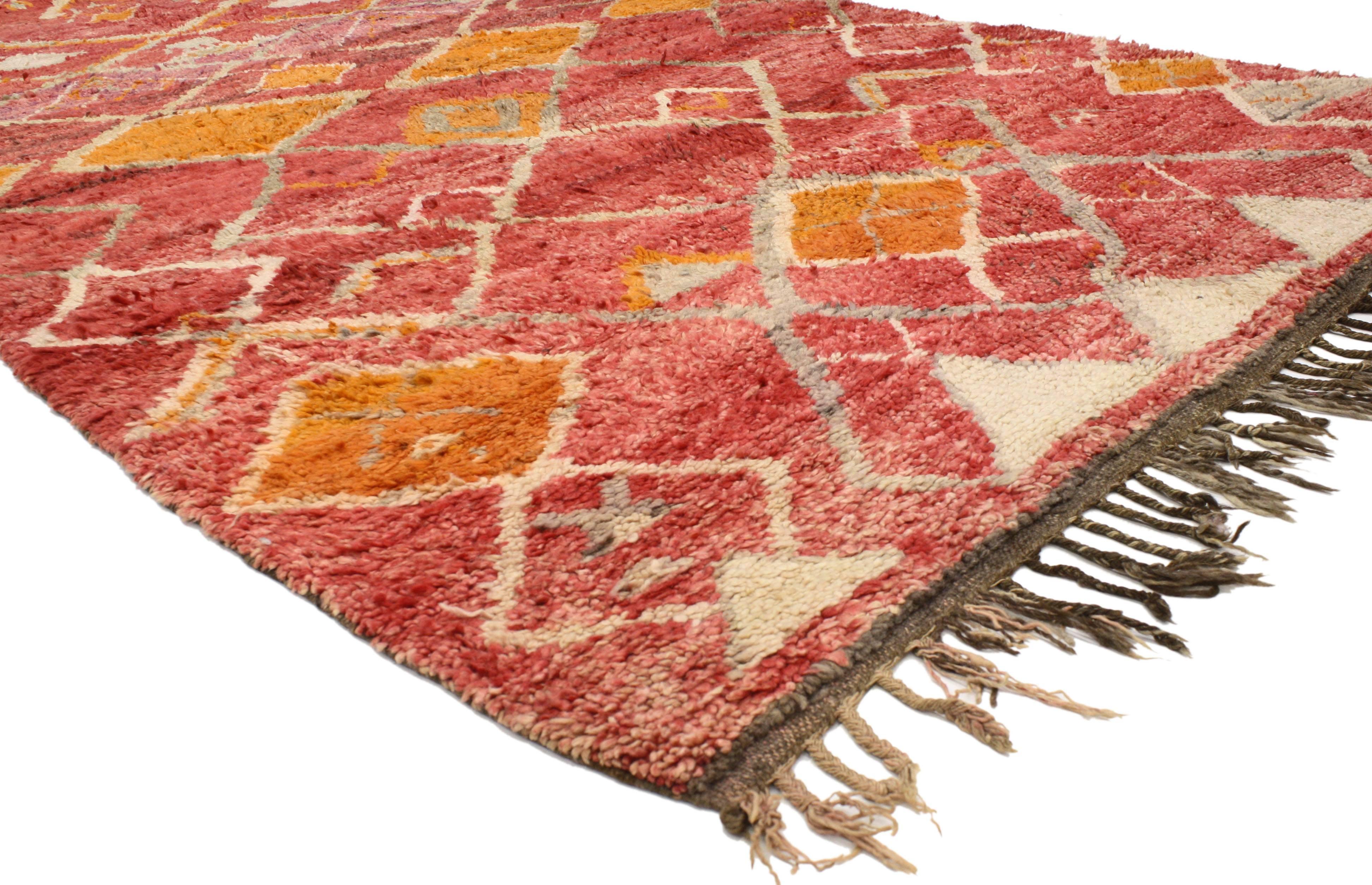 20633, vintage Berber Moroccan rug with modern tribal style. With its Primitive charm and modern tribal style, this vintage Berber Moroccan rug adds much needed color and texture. Rendered in variegated shades of red, orange, beige, taupe, cream and