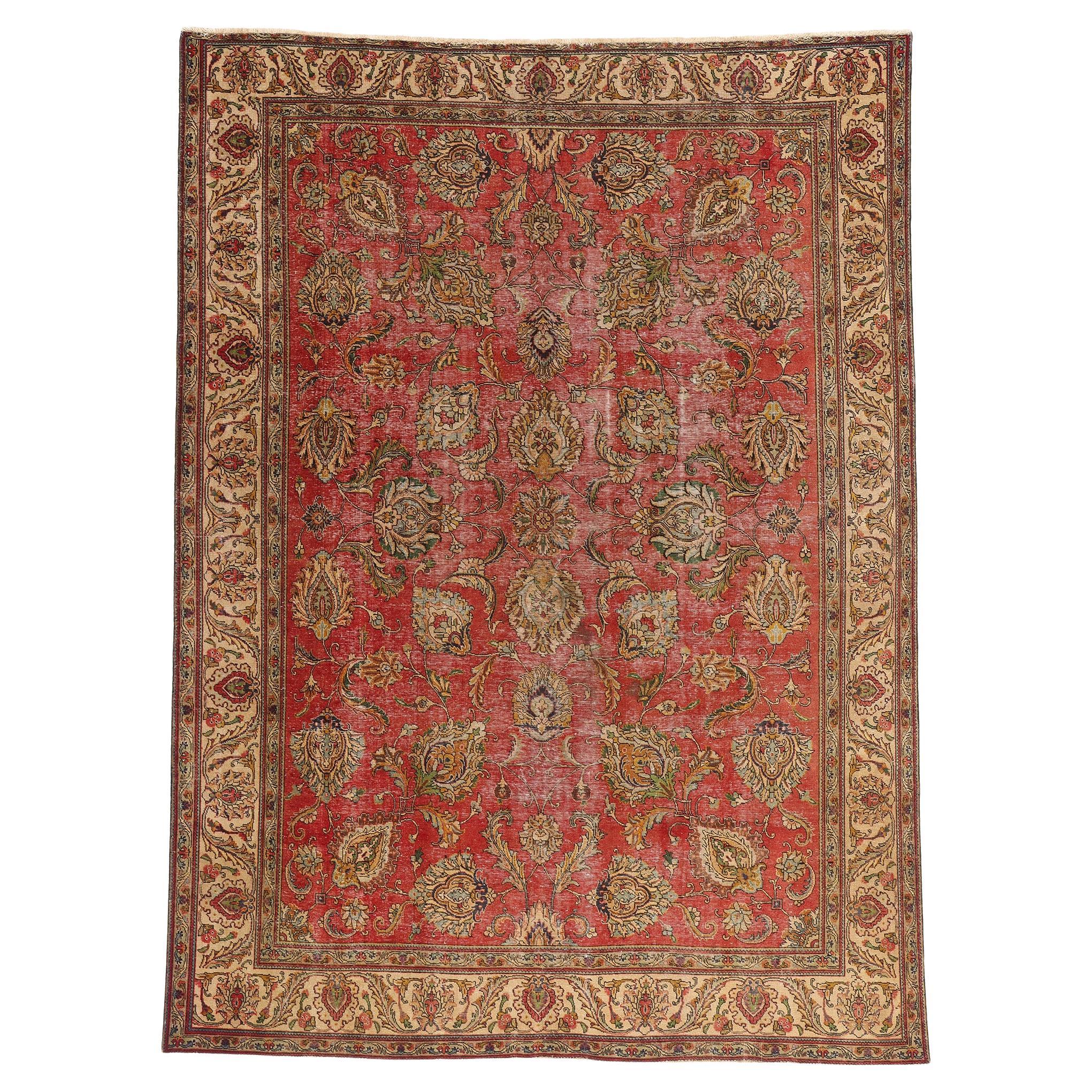 Tapis persan vintage vieilli de Tabriz avec style industriel moderne et rustique en vente