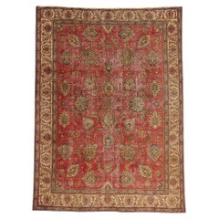 Tapis persan vintage vieilli de Tabriz avec style industriel moderne et rustique