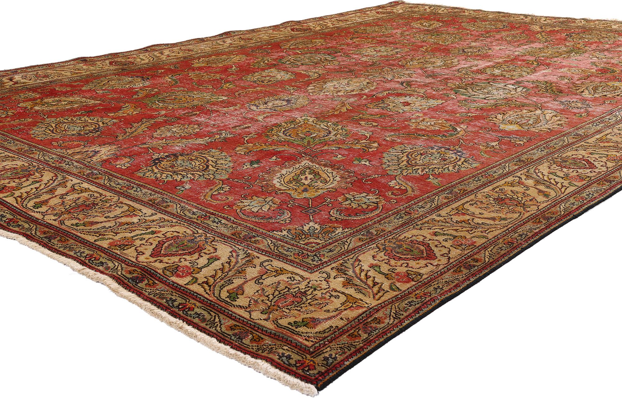74329, tapis Persan Tabriz vintage en mauvais état avec un style industriel moderne et rustique. Ce tapis Tabriz vintage persan en laine noué à la main présente un motif à l'envers entouré d'une bordure classique, créant un design équilibré et