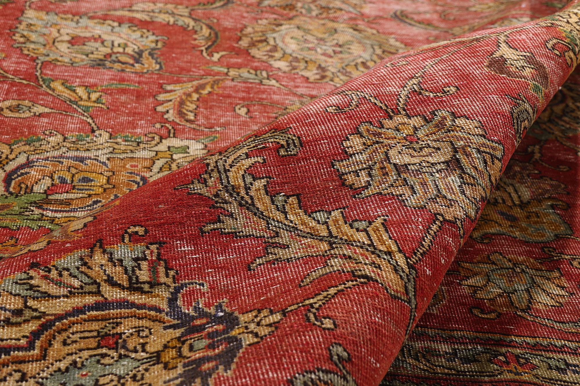 Noué à la main Tapis persan vintage vieilli de Tabriz avec style industriel moderne et rustique en vente
