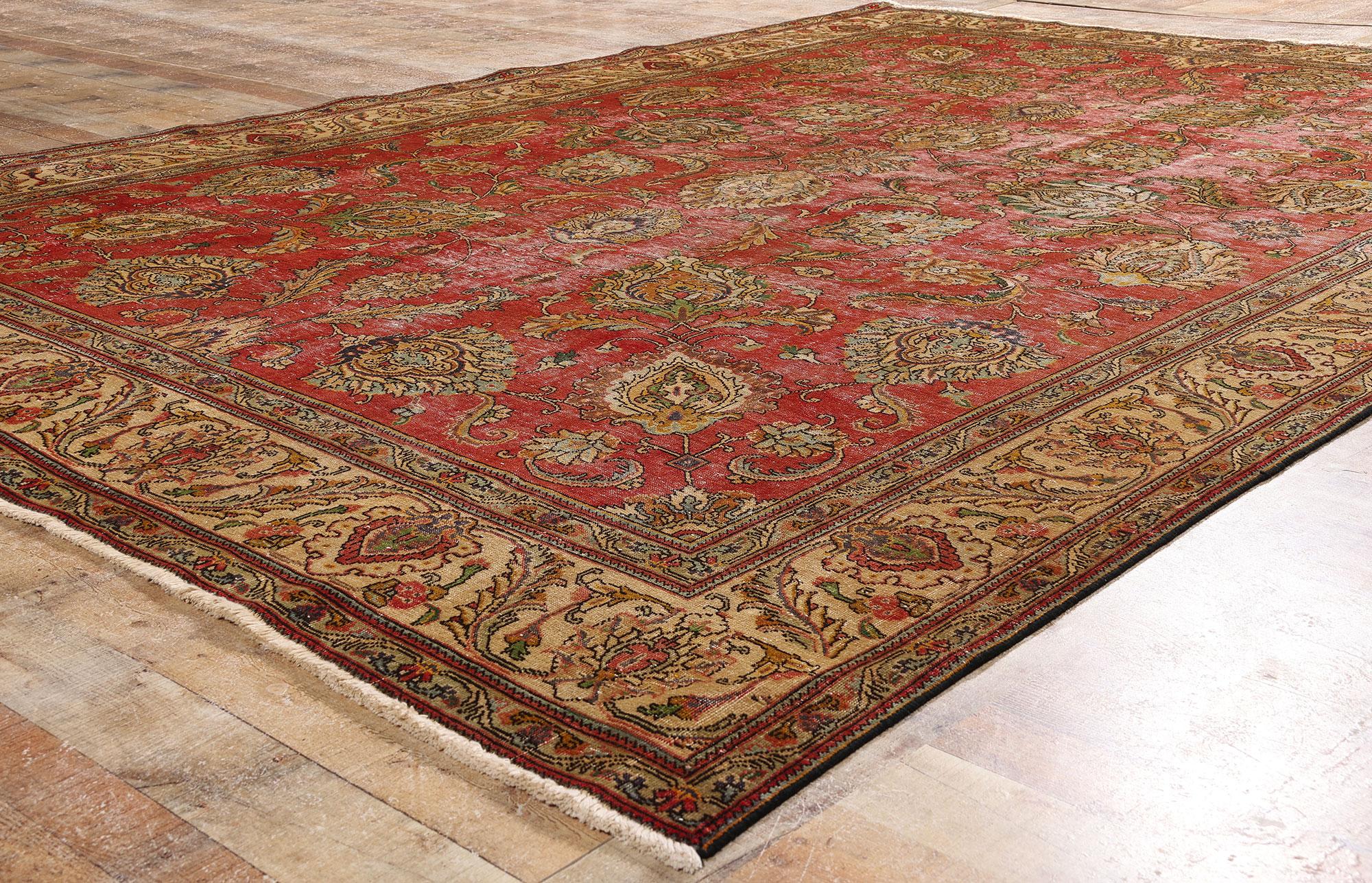 Perse Tapis persan vintage vieilli de Tabriz avec style industriel moderne et rustique en vente
