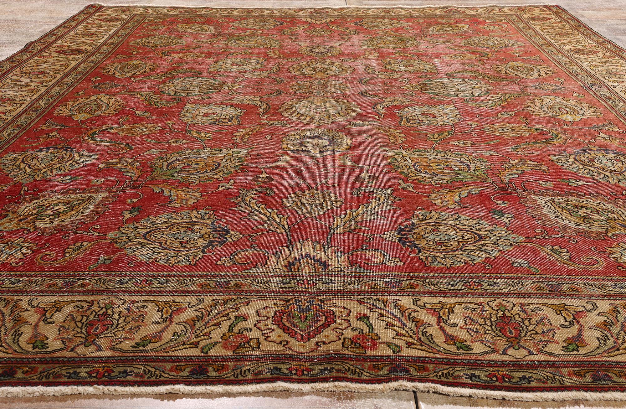 20ième siècle Tapis persan vintage vieilli de Tabriz avec style industriel moderne et rustique en vente