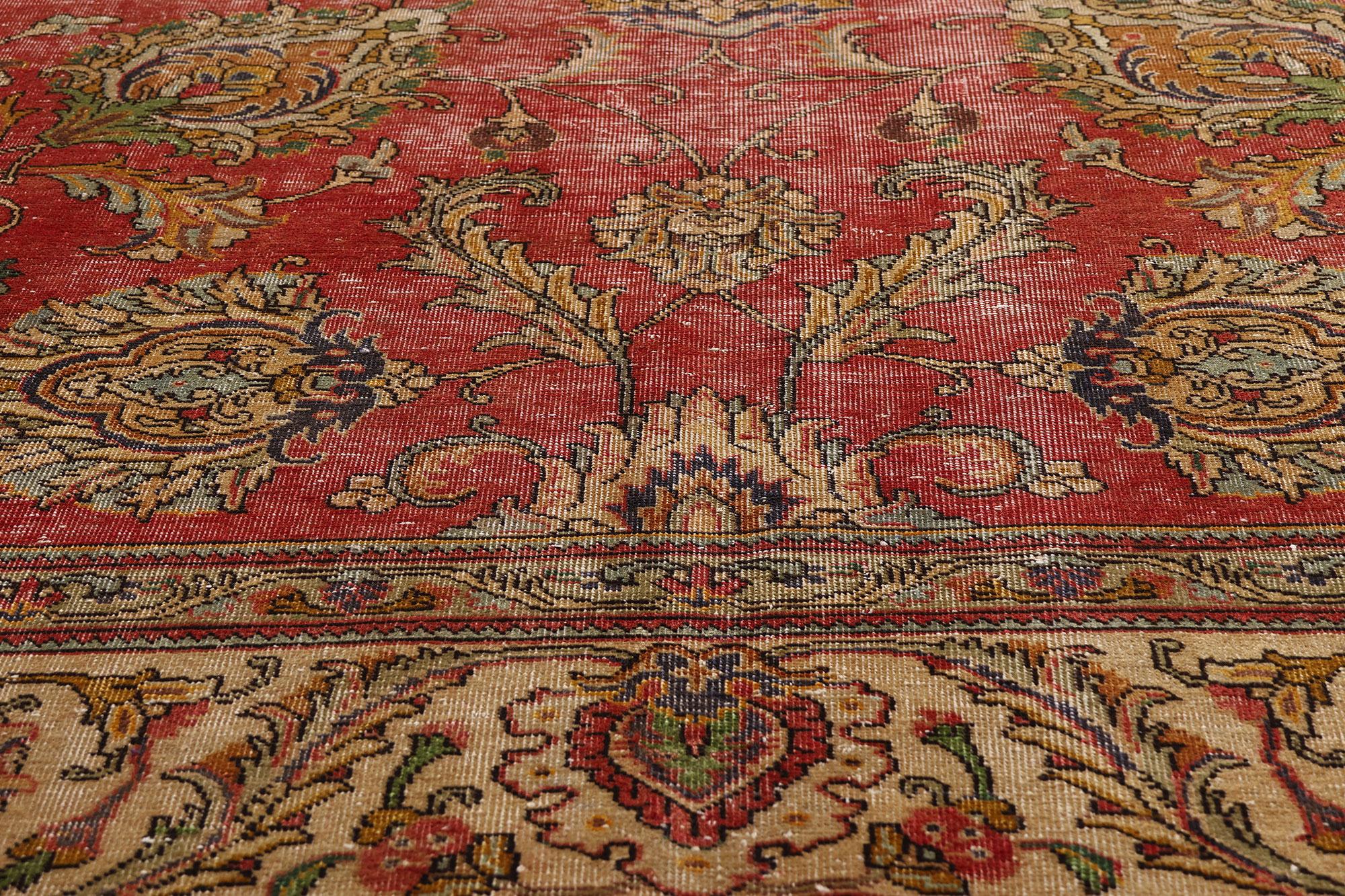 Tapis persan vintage vieilli de Tabriz avec style industriel moderne et rustique en vente 1