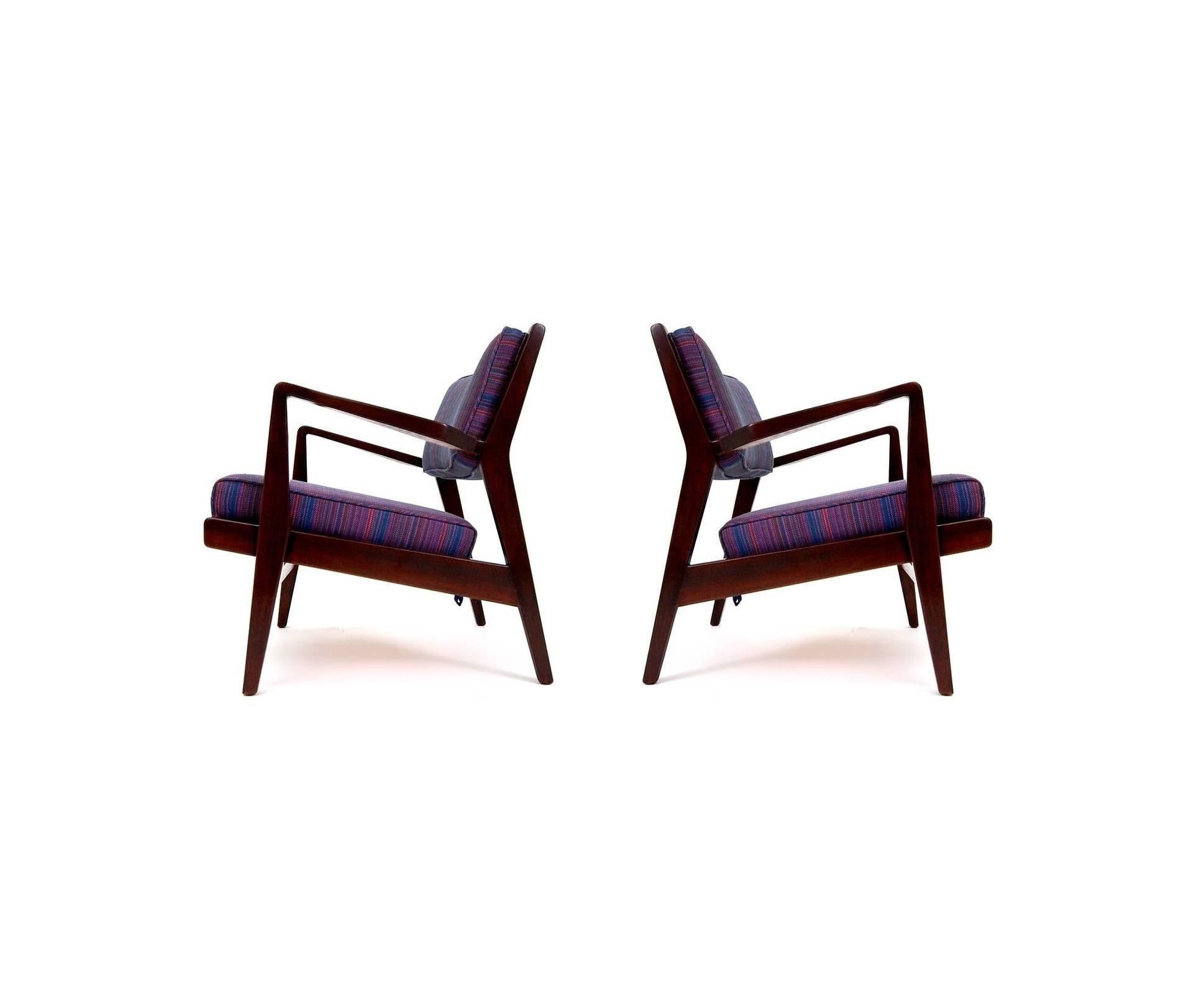 Mid-Century Modern Pair of Jens Risom Lounge Chairs in Walnut