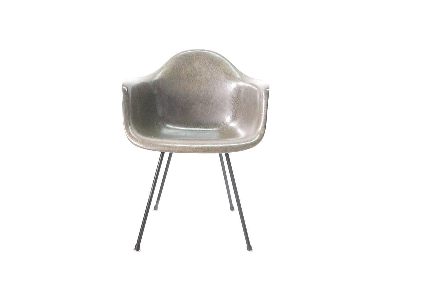 Mid-Century Modern Early Eames Rope Edge Armshell Chair For Sale