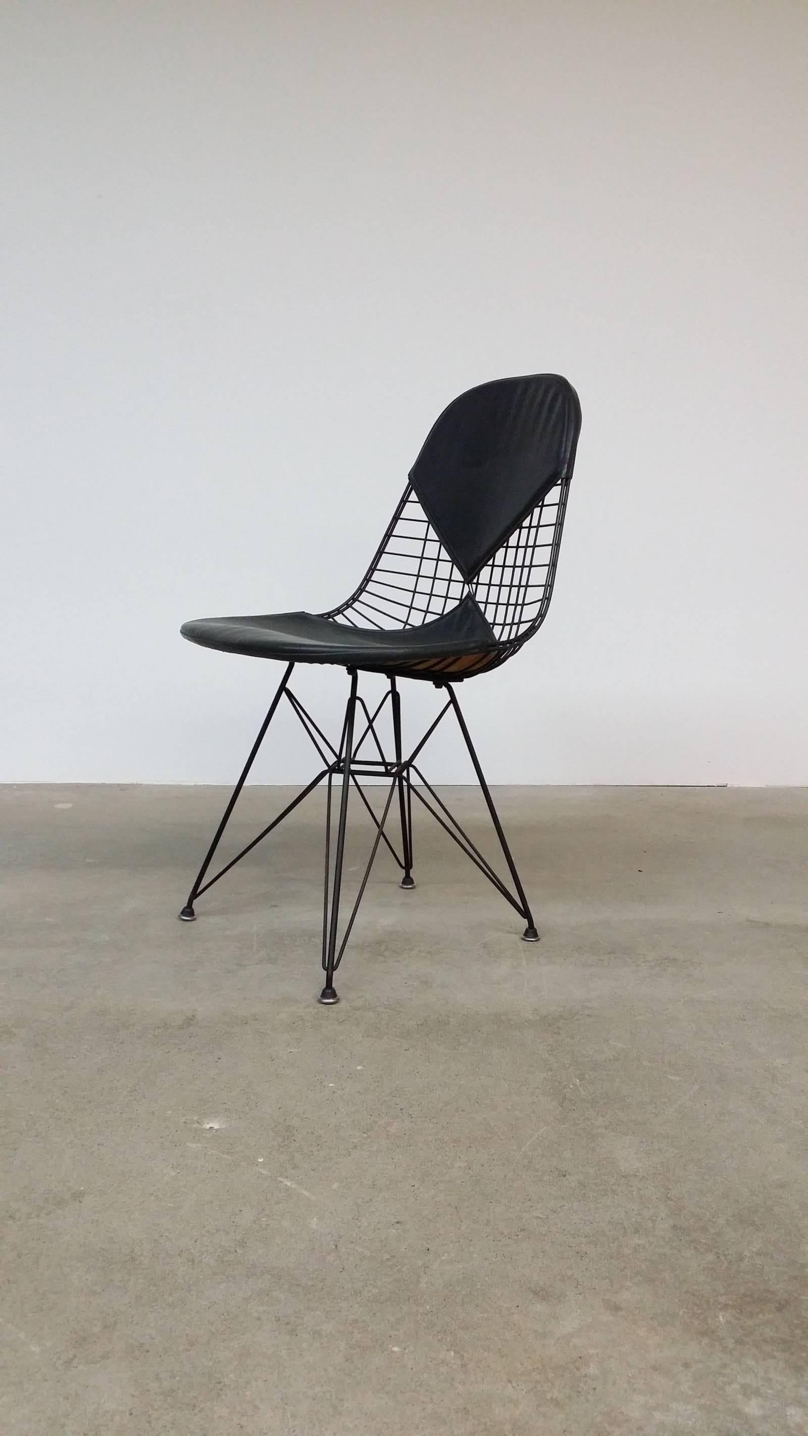 An early Charles and Ray Eames designed "DKR-2" (dining height , k-wire shell, rod base, bikini pad), designed circa 1952 for Herman Miller. Excellent vintage condition. Retains original, early, Venice, California label showing the address