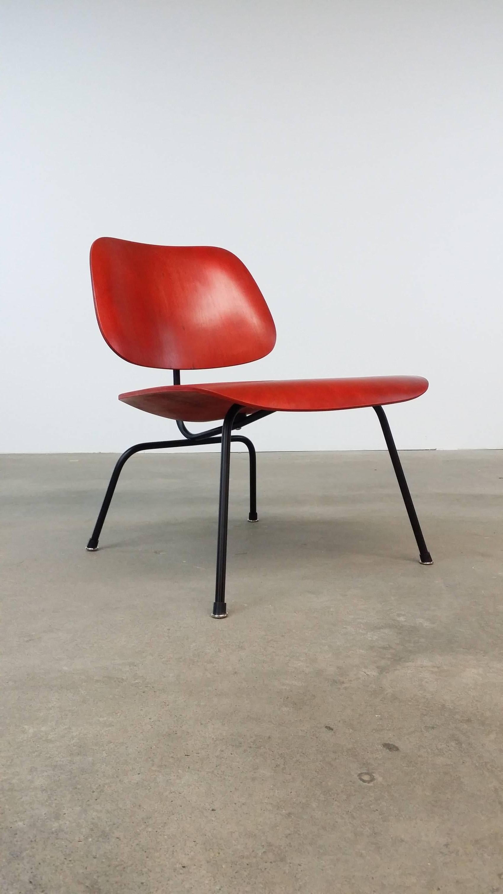 Fully restored first generation, Herman Miller LCM (Lounge Chair Metal) in aniline dye, designed by Charles Eames, circa 1946. This example, early 1950s. Chair has been fully restored.
