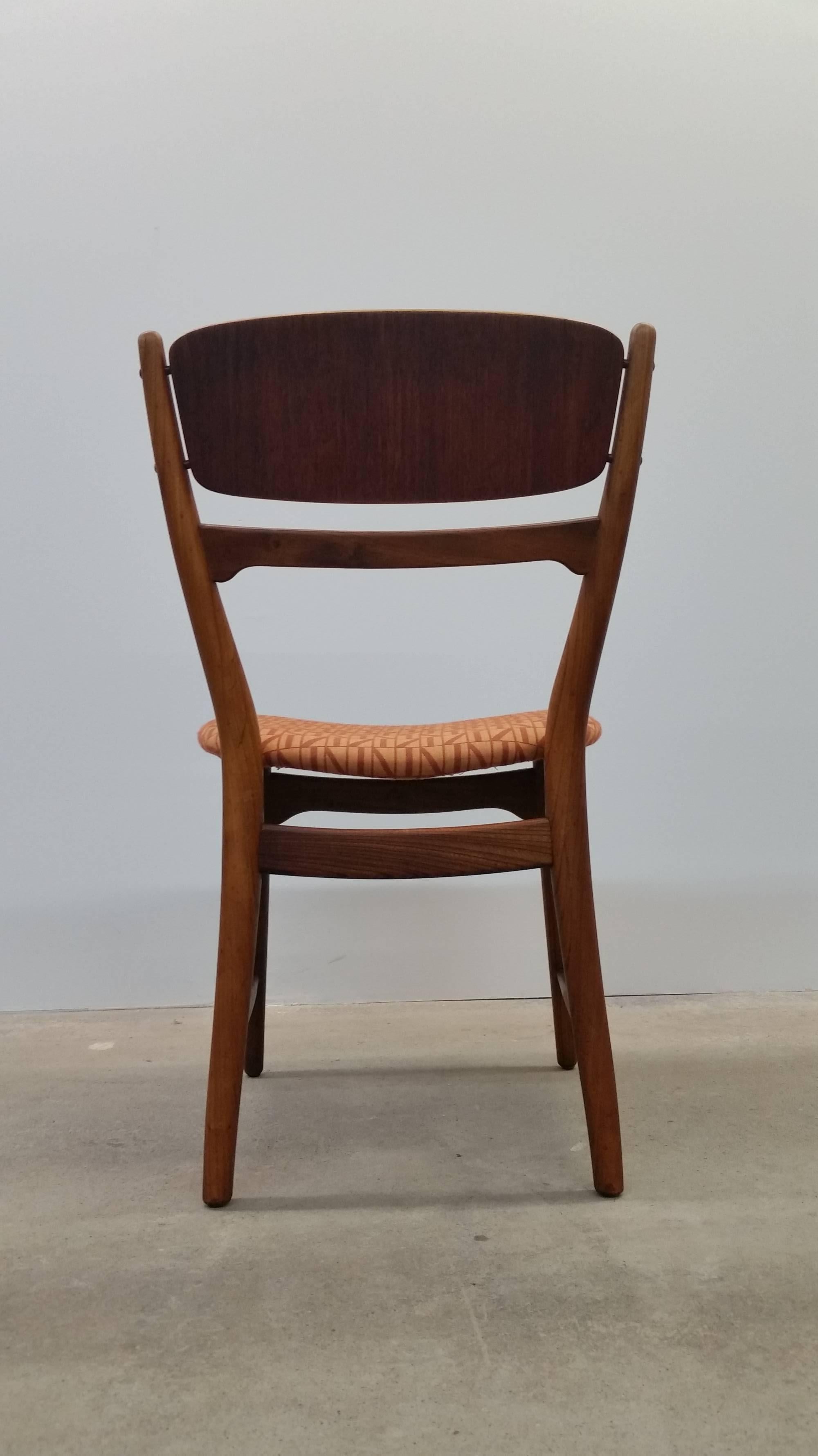 Set of Four Dining Chairs in Walnut and Teak, by Arne Wahl Iversen In Good Condition For Sale In Providence, RI