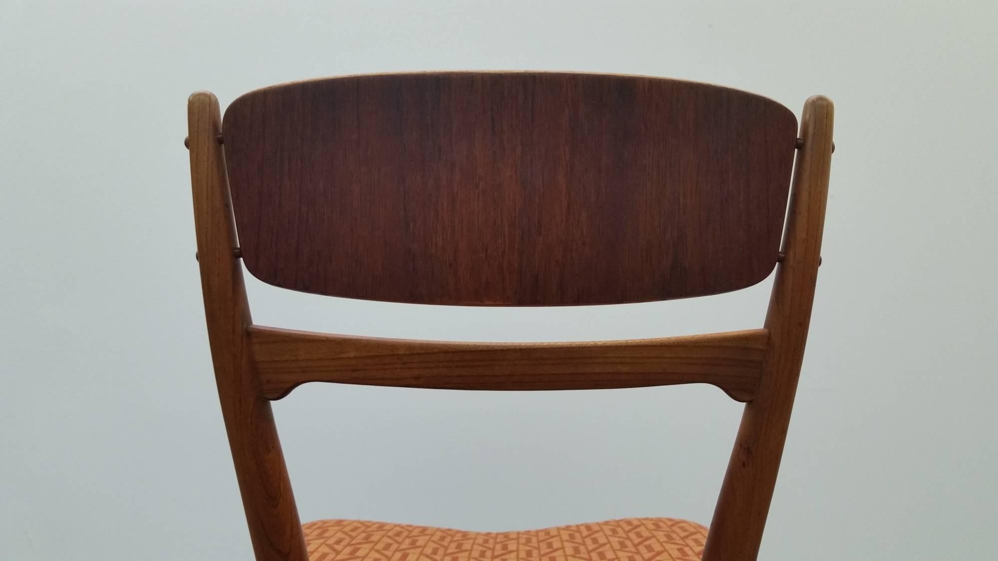 Set of Four Dining Chairs in Walnut and Teak, by Arne Wahl Iversen For Sale 3