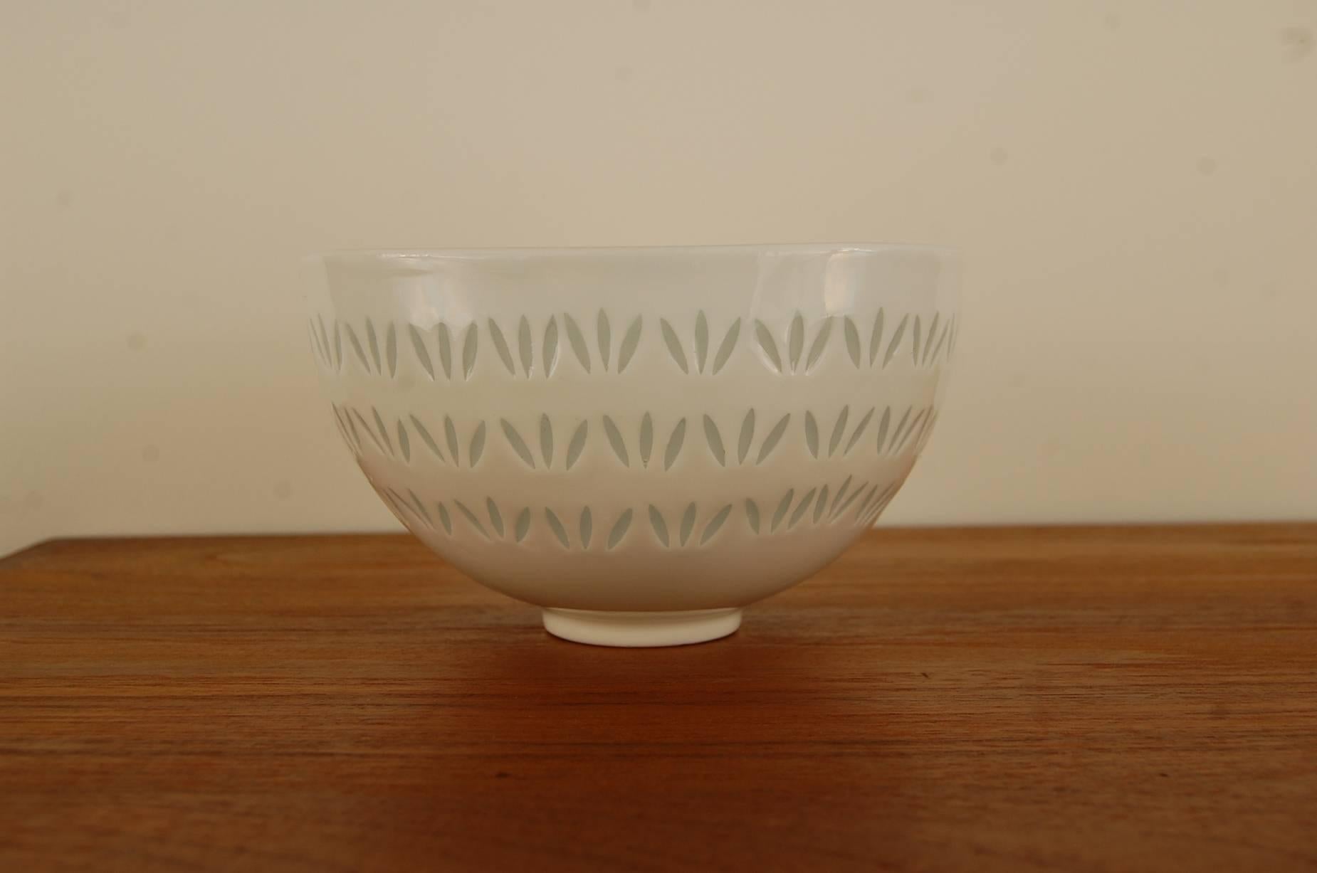 Porcelain bowl for Arabia, designed by Friedl Holzer Kjellberg, circa 1947. A beautiful 