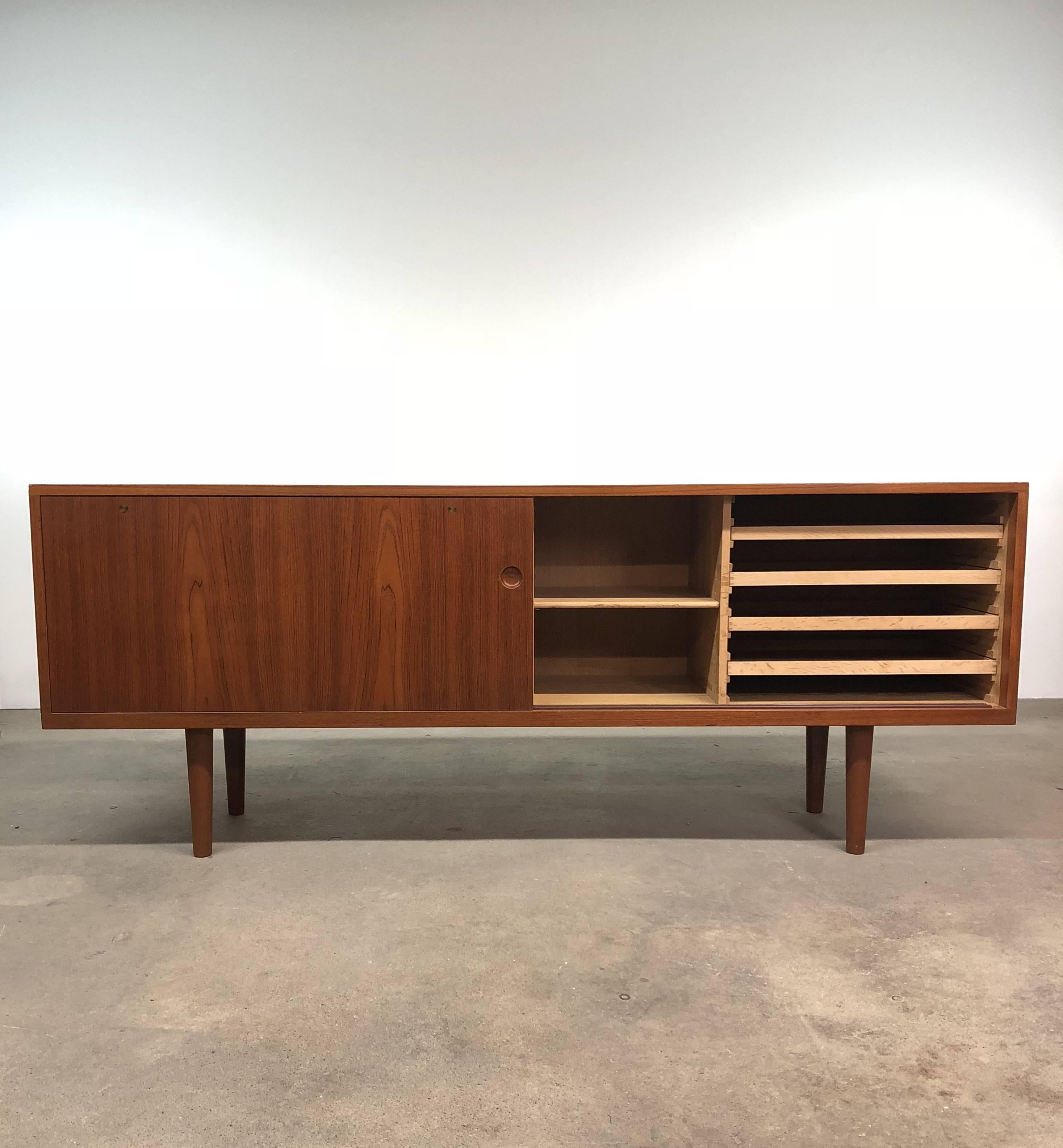 RY-26 Teak Credenza by Hans Wegner (Skandinavische Moderne) im Angebot