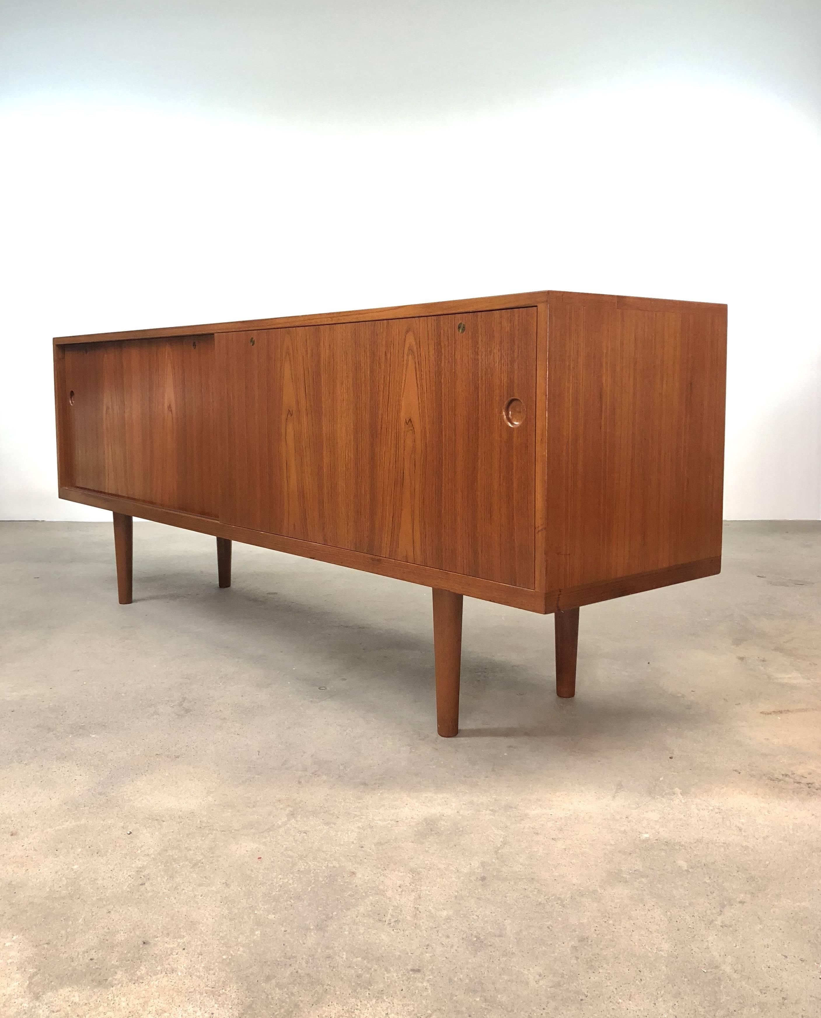 RY-26 Teak Credenza by Hans Wegner In Good Condition For Sale In Providence, RI