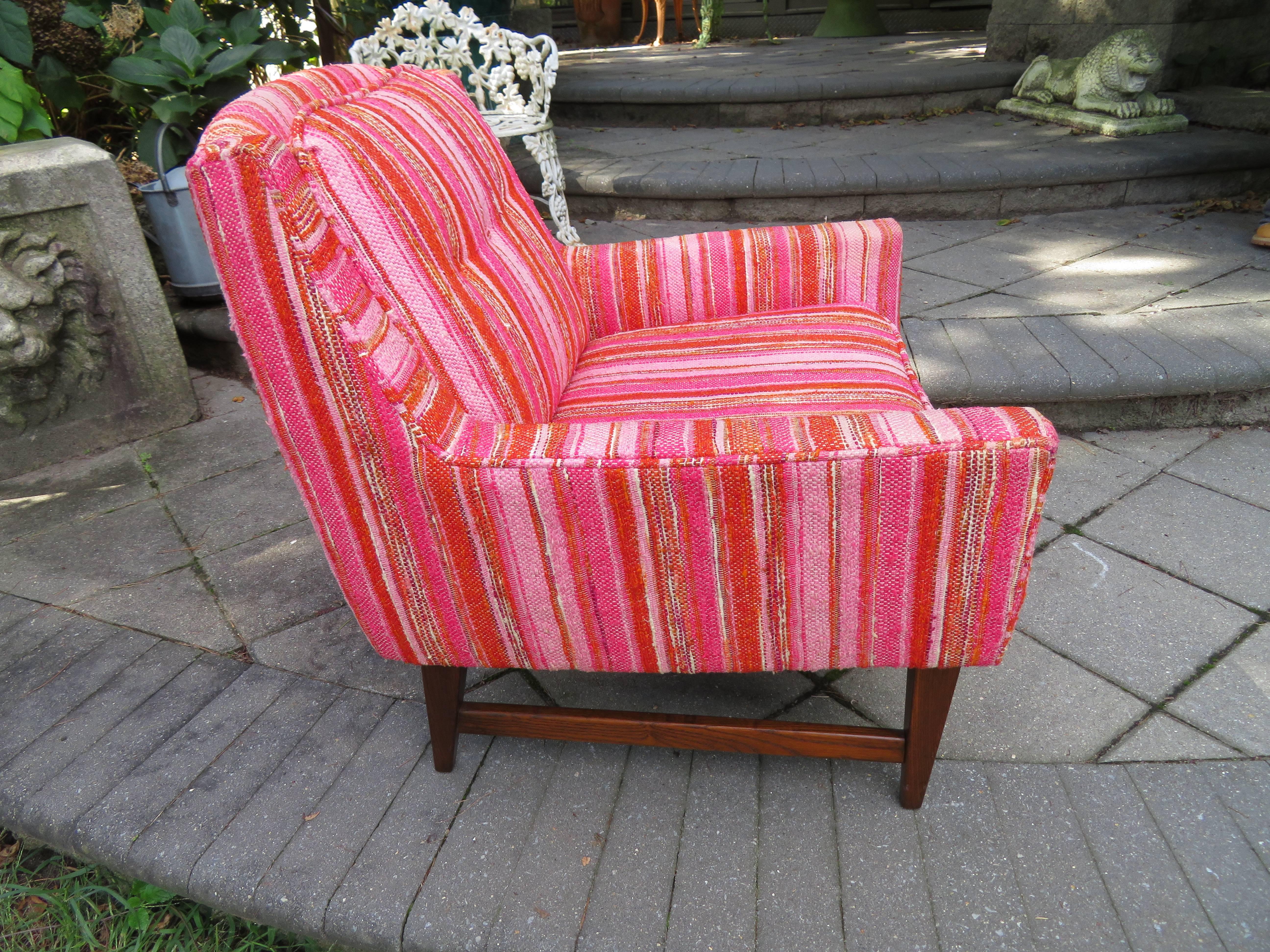 Jolie paire de chaises longues en noyer, de style moderne du milieu du siècle, par Selig. Cette paire a conservé son tissu nubby rayé rose et rouge d'origine en bon état d'usage, nous recommandons de le retapisser.