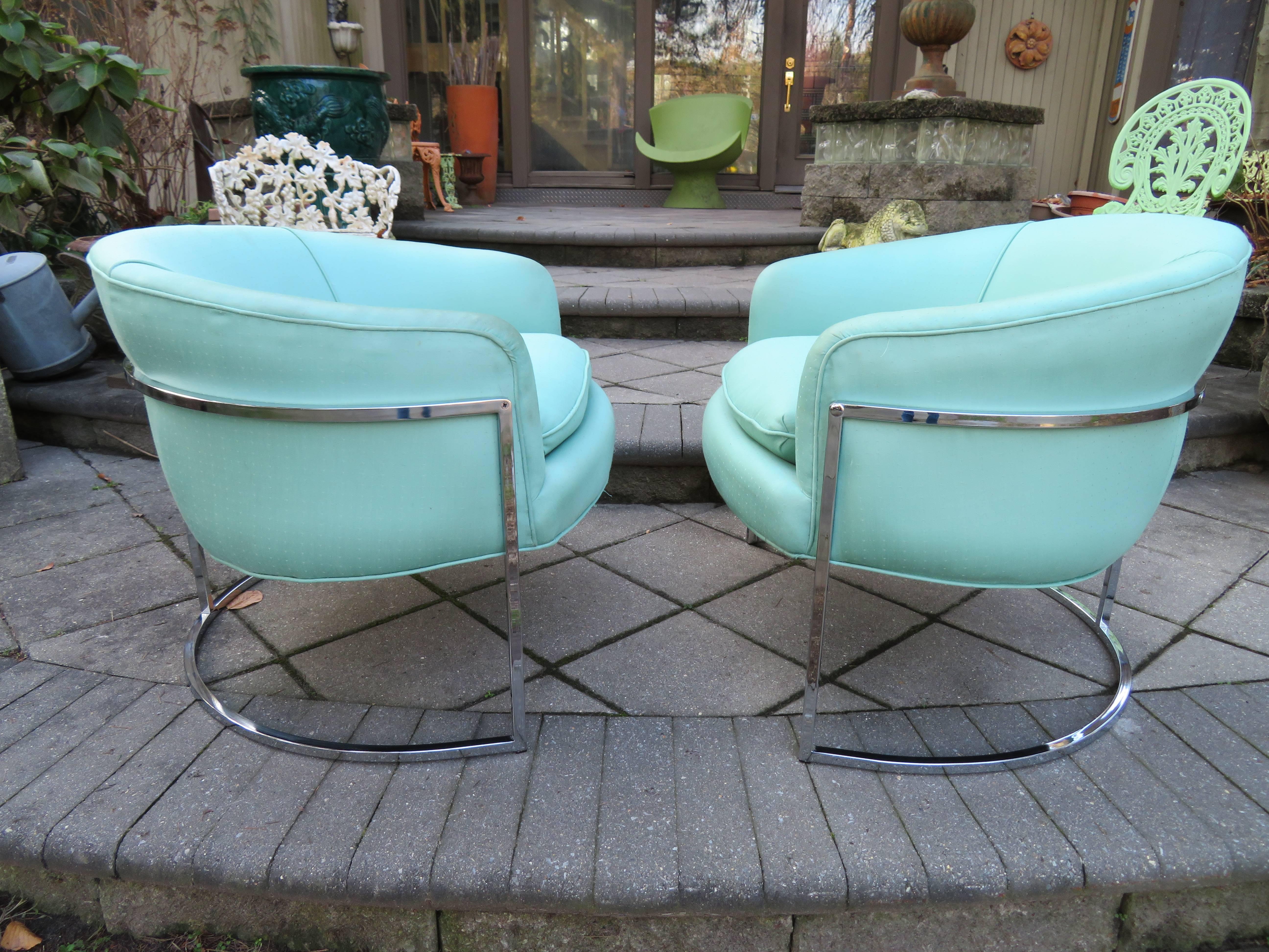 Fabuloso par de sillones de salón con respaldo de barril y delgado armazón cromado, estilo Milo Baughman.
