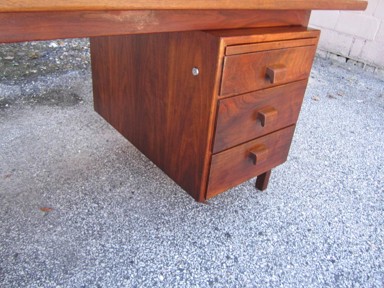 Handsome Jens Risom Walnut Desk, Mid-Century Modern In Good Condition In Pemberton, NJ