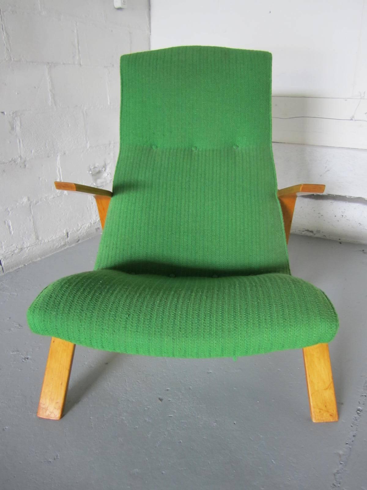 Die abgewinkelten Armlehnen des Grasshopper-Stuhls von Eero Saarinen bestehen aus tief gebogenen Kurven, die an die anmutigen Beine seines Namensvetters erinnern. Dieser Entwurf von 1949 wurde ursprünglich von Knoll hergestellt. Bei diesem Stuhl