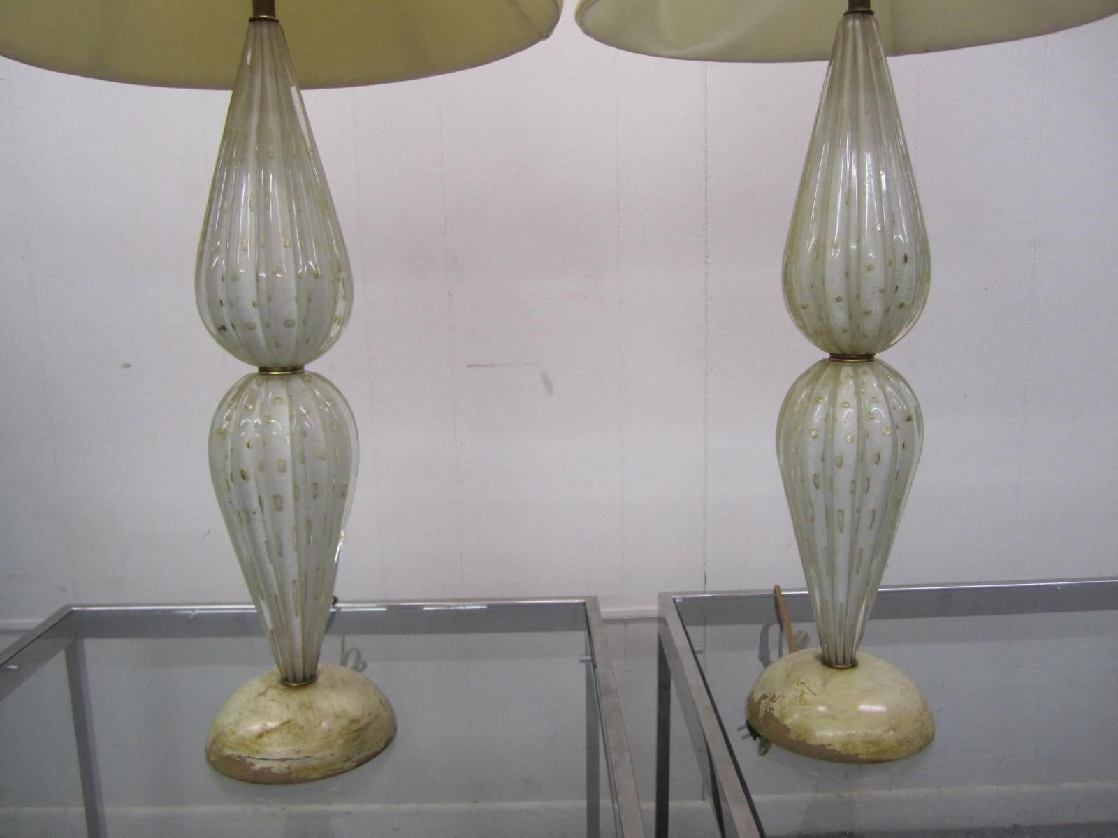 Belle paire de lampes Barovier & Toso Murano, le verre est clair sur blanc avec des mouchetures dorées. Nous aimons le verre raffiné avec les bases patinées shabby chic.