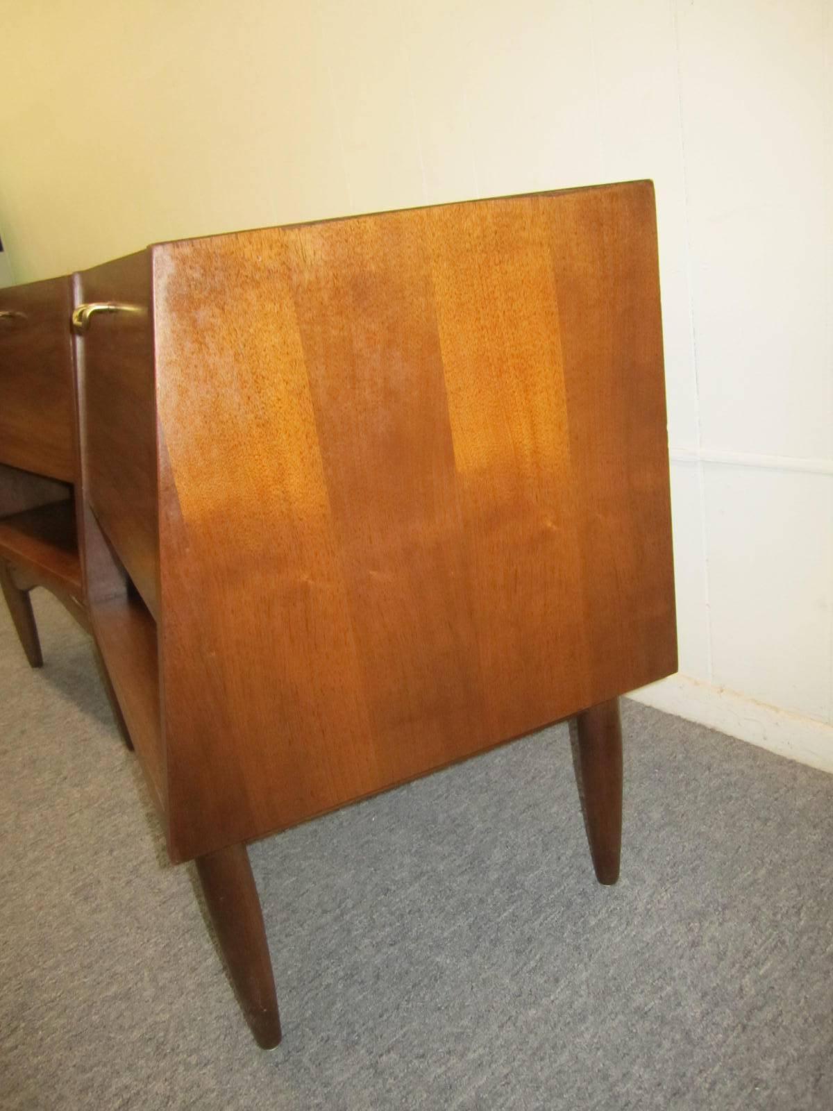 Stylish Pair of American of Martinsville Walnut Nightstands Mid-Century Modern For Sale 2
