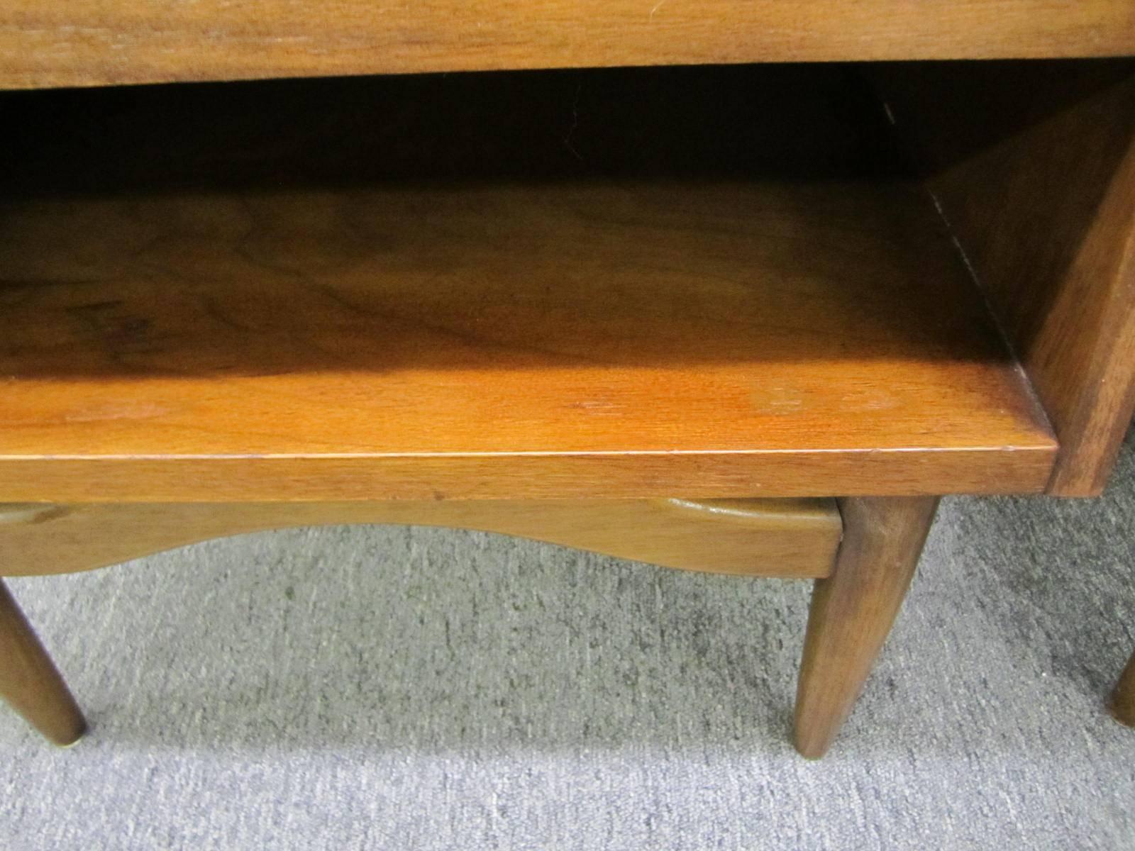 Mid-20th Century Stylish Pair of American of Martinsville Walnut Nightstands Mid-Century Modern For Sale