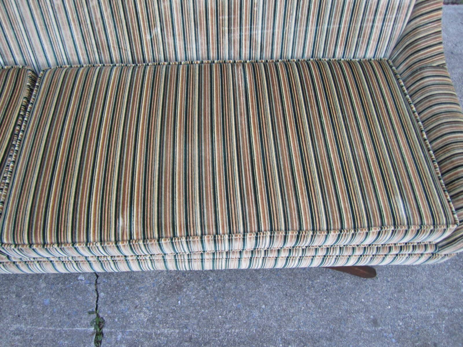 Atemberaubendes Sofa mit gespreizten Beinen aus Nussbaumholz, Mid-Century Modern (Polster) im Angebot