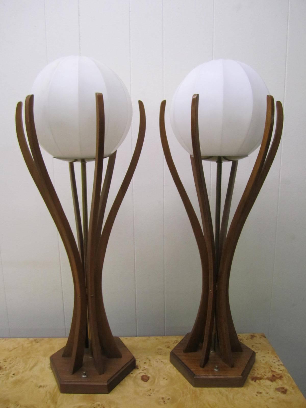 Excellente paire de lampes danoises modernes sculpturales en noyer, mi-siècle moderne en vente 3