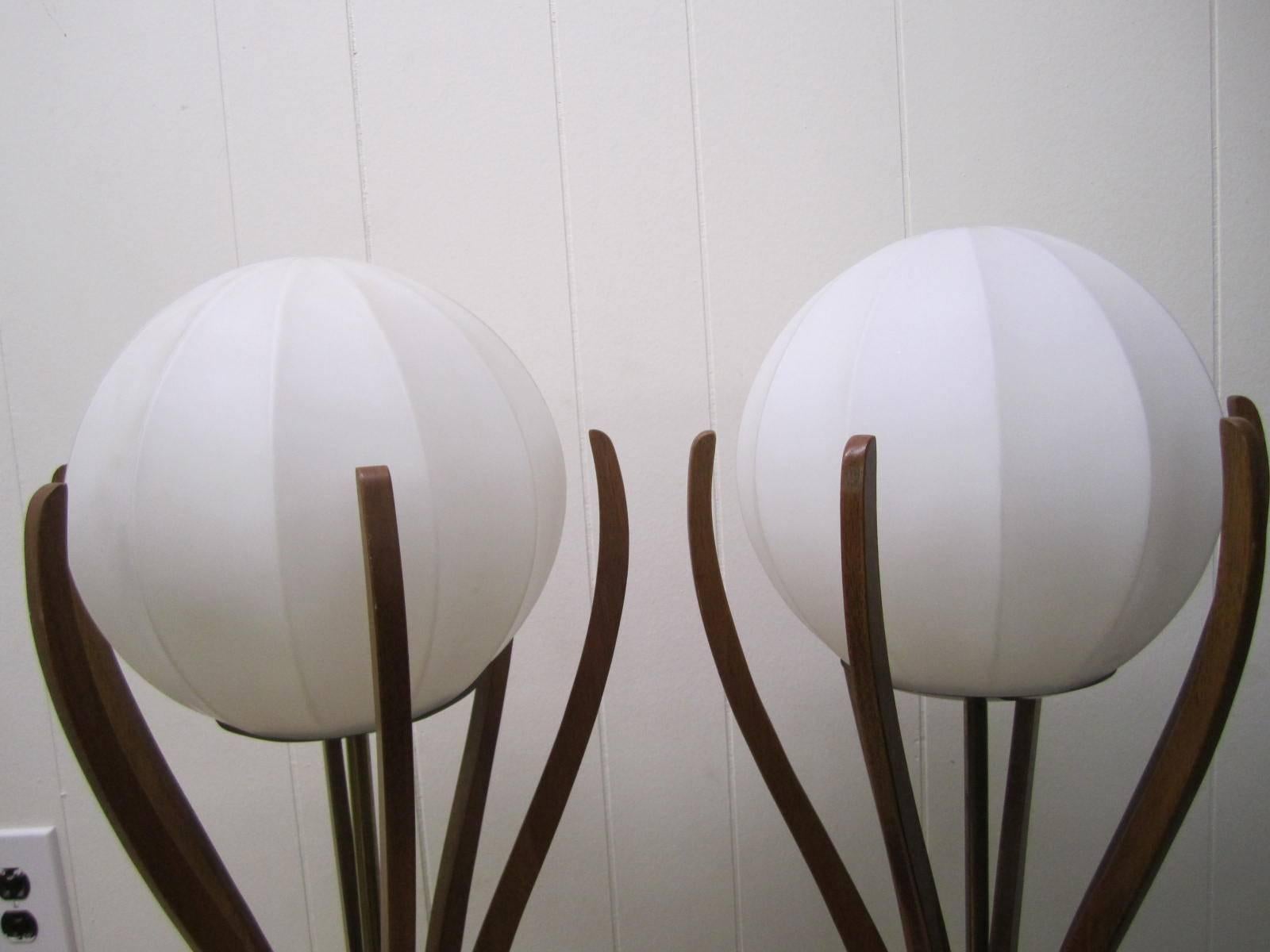 Excellente paire de lampes danoises modernes sculpturales en noyer, mi-siècle moderne en vente 1