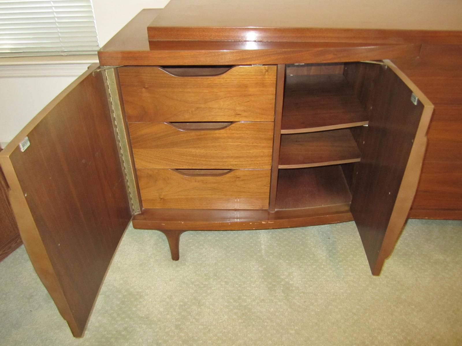 Gorgeous American Modern Sculptural Walnut Credenza In Good Condition For Sale In Pemberton, NJ