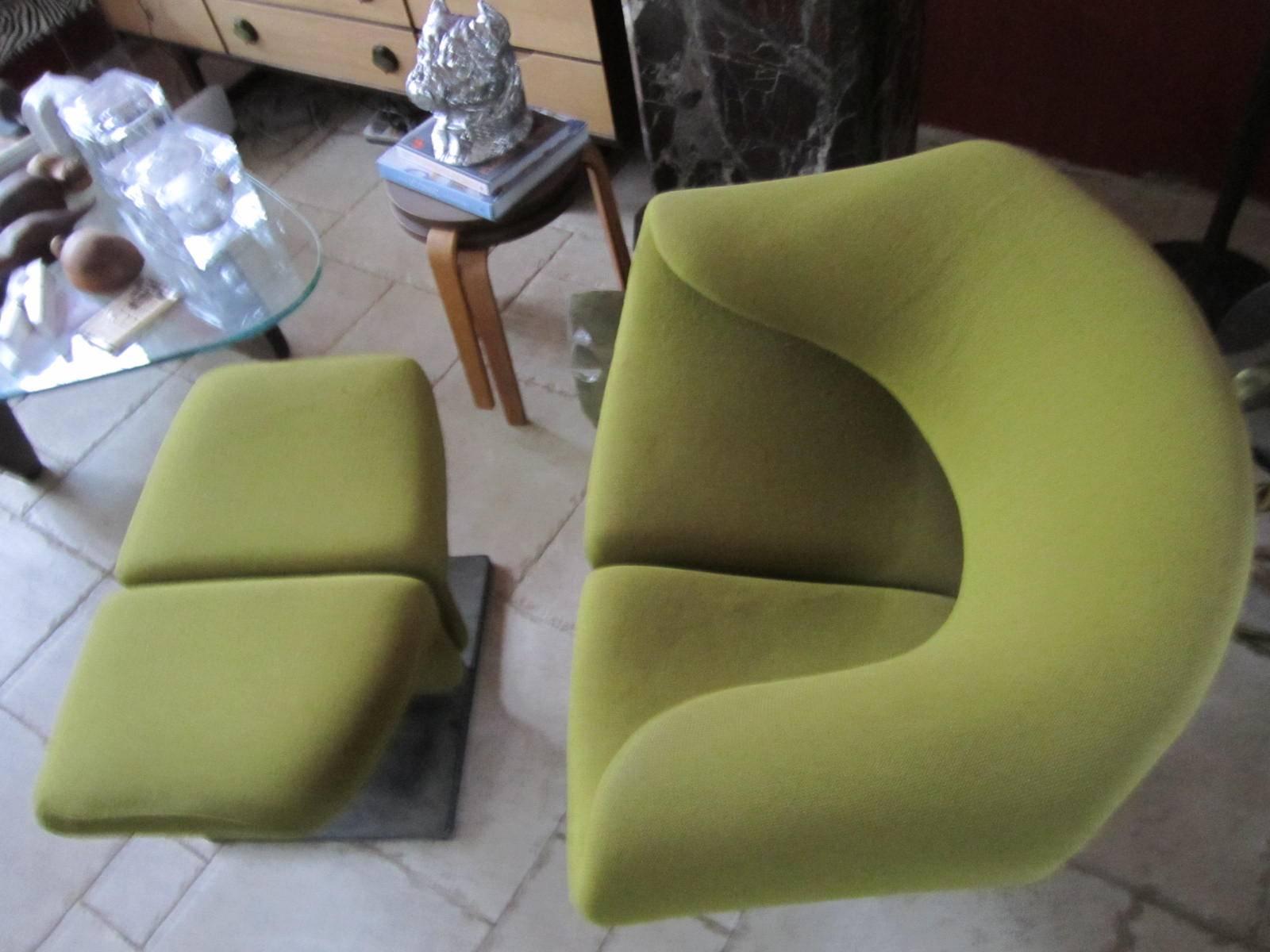 Fabulous Vintage Pierre Paulin for Artifort Ribbon Chair and Ottoman In Good Condition In Pemberton, NJ