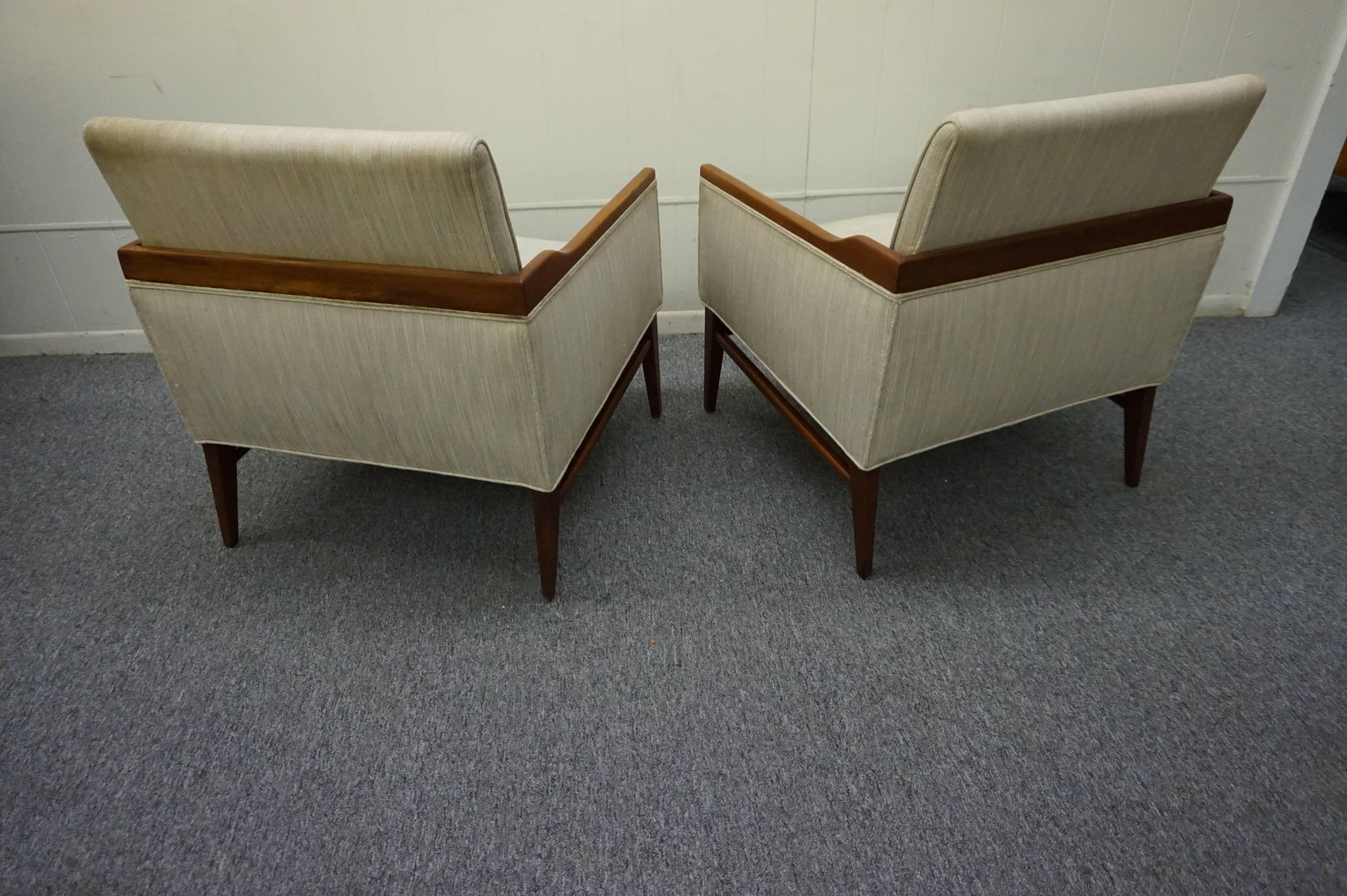 Stunning Pair of American Mid-Century Modern Walnut Lounge Chairs In Good Condition For Sale In Pemberton, NJ