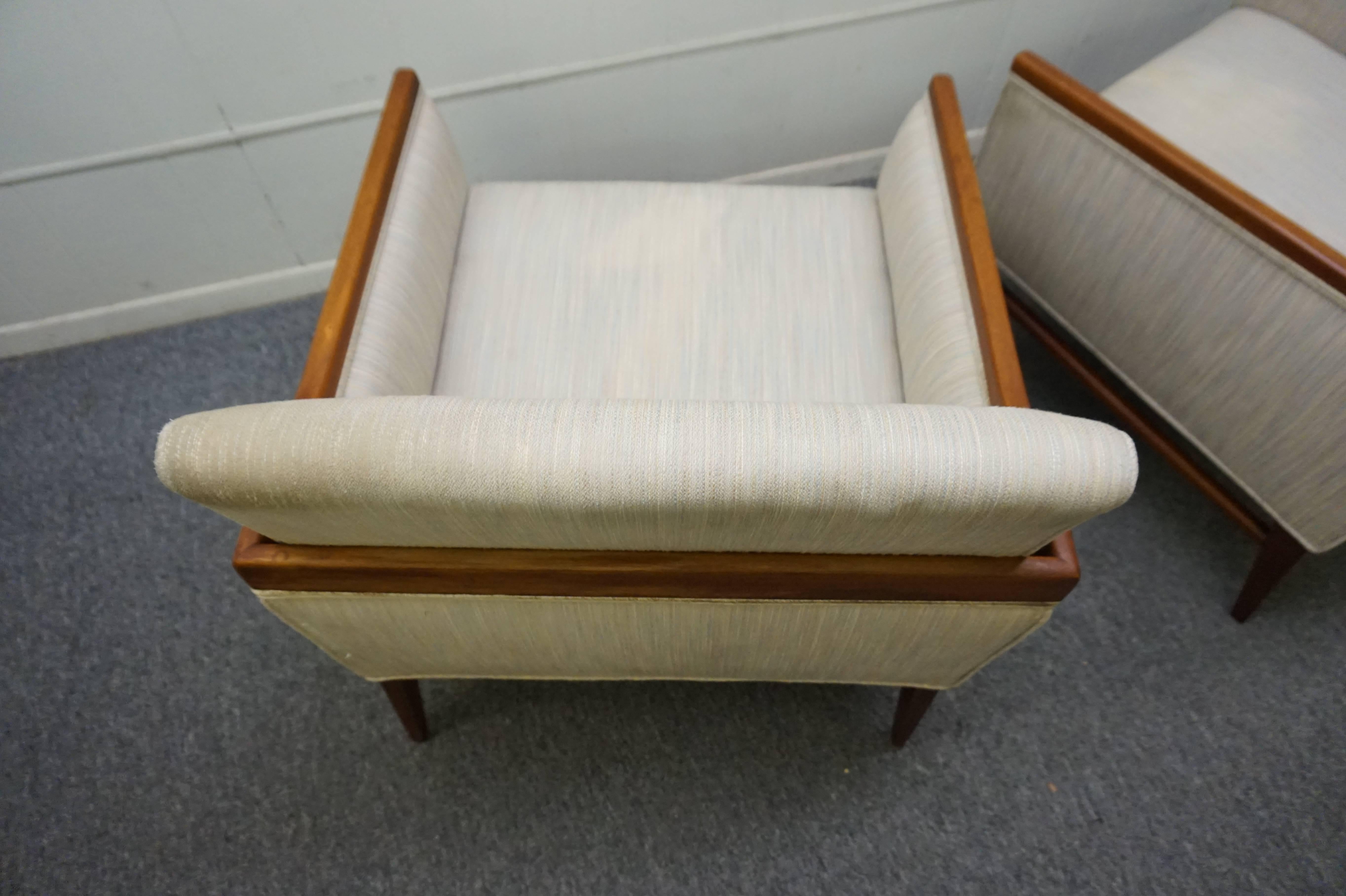 Stunning Pair of American Mid-Century Modern Walnut Lounge Chairs For Sale 1