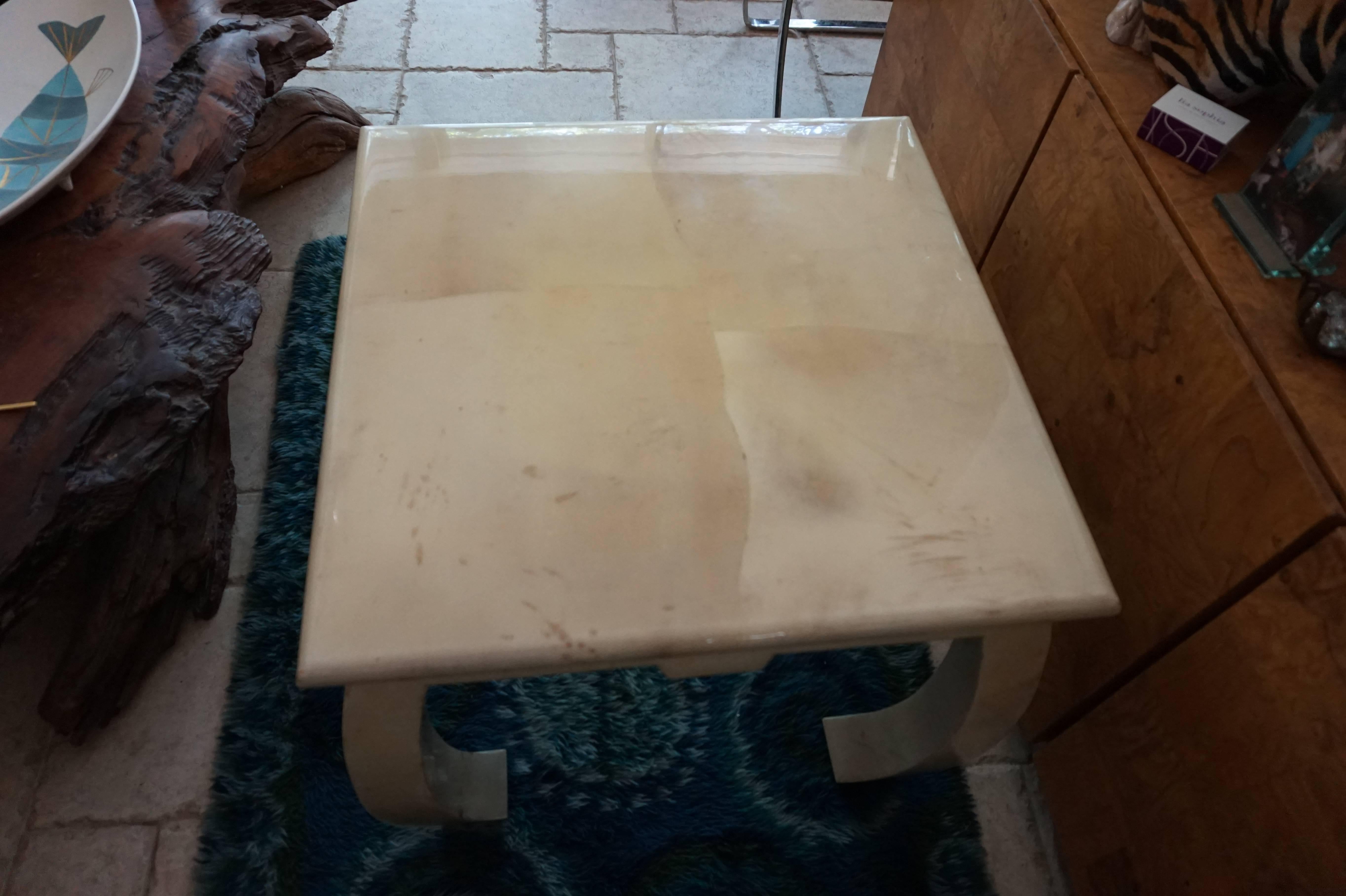 Fabuleuse table d'appoint de style asiatique en peau de chèvre Enrigue Garcel Bon état - En vente à Pemberton, NJ
