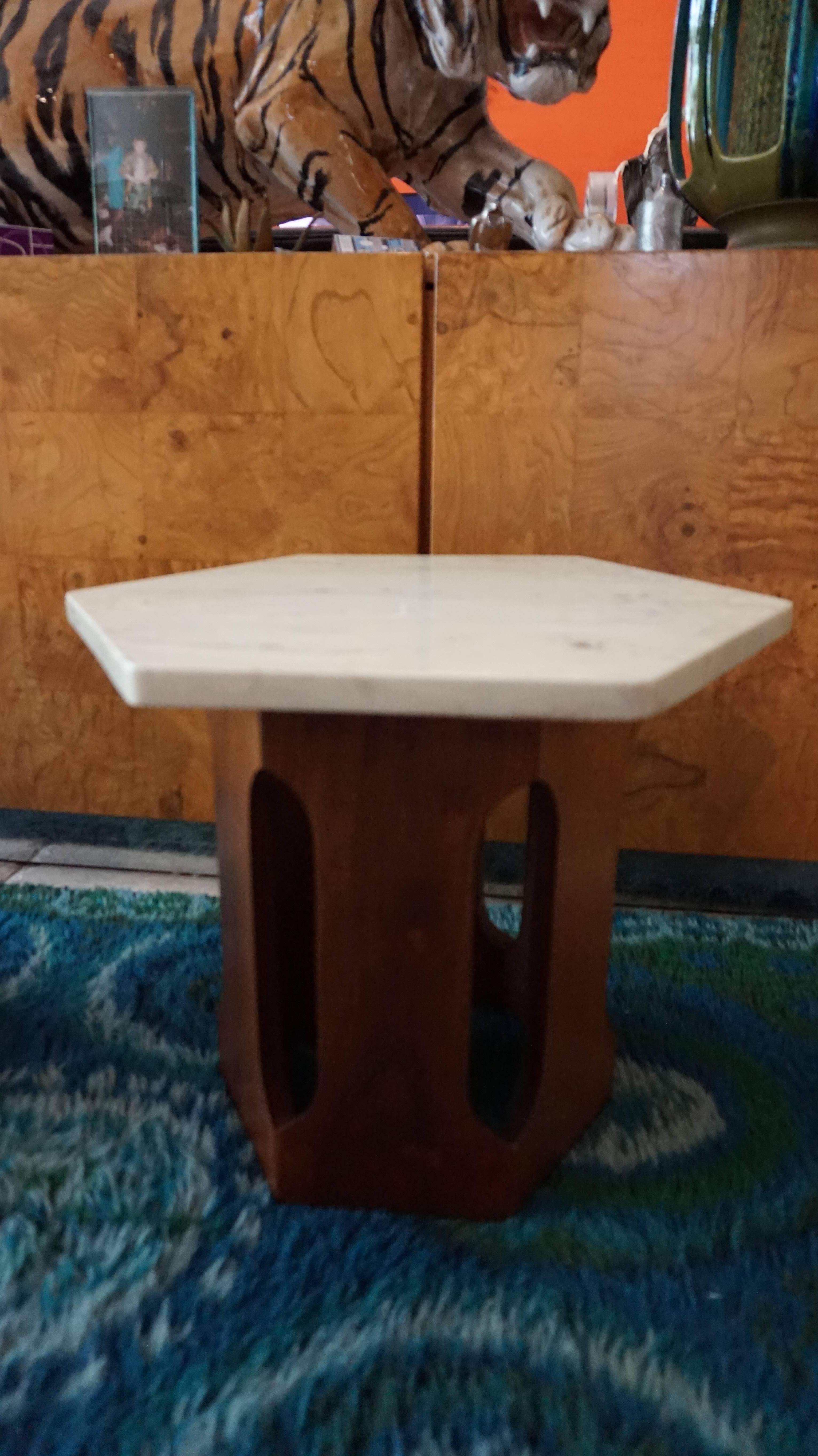 Tables d'extrémité de style Harvey Probber avec des bases en acajou et des dessus en résine de faux marbre. Excellents exemples de cette conception.