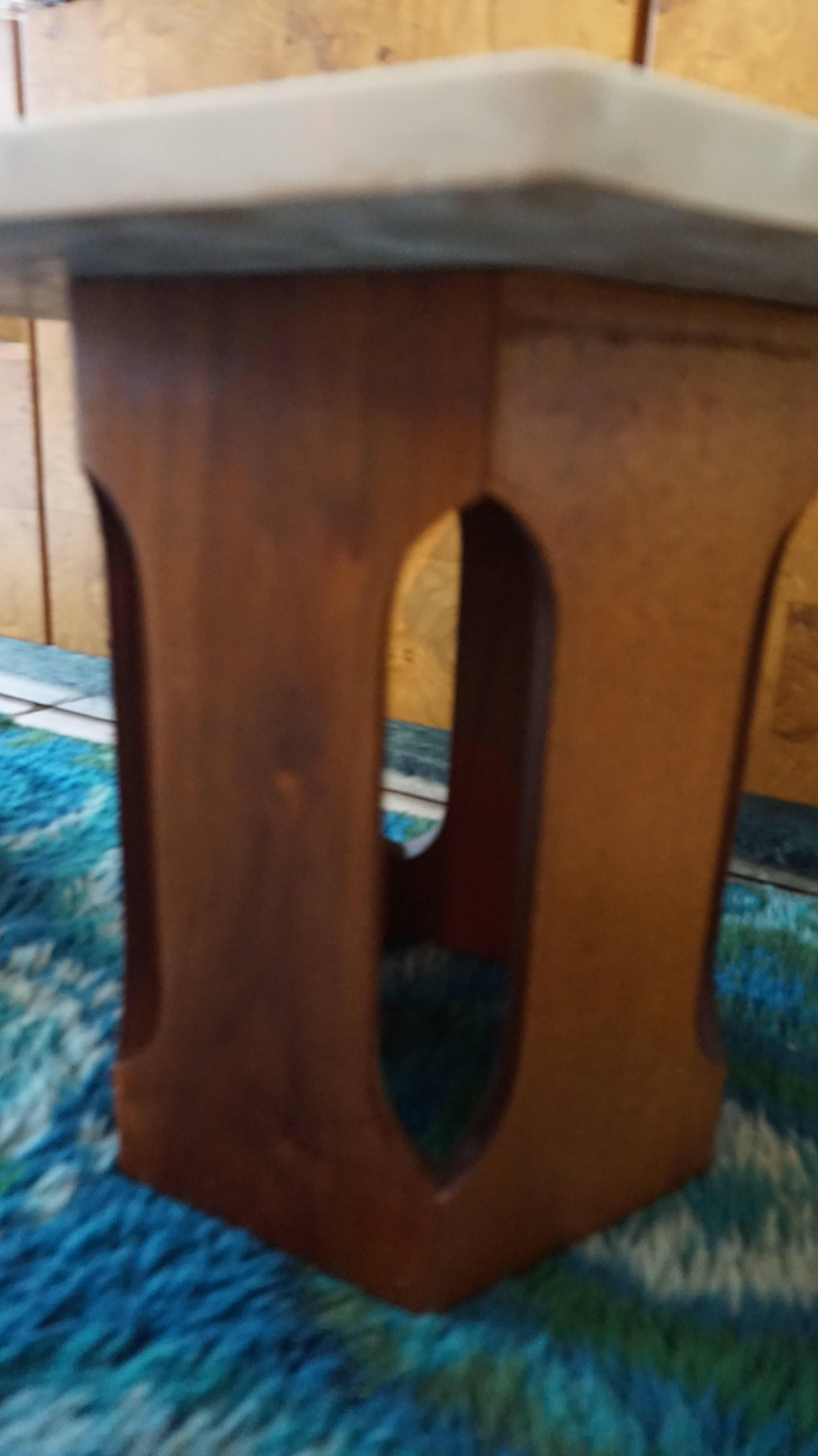 Petites tables d'appoint de style Harvey Probber en acajou et faux marbre, mi-siècle moderne Bon état - En vente à Pemberton, NJ