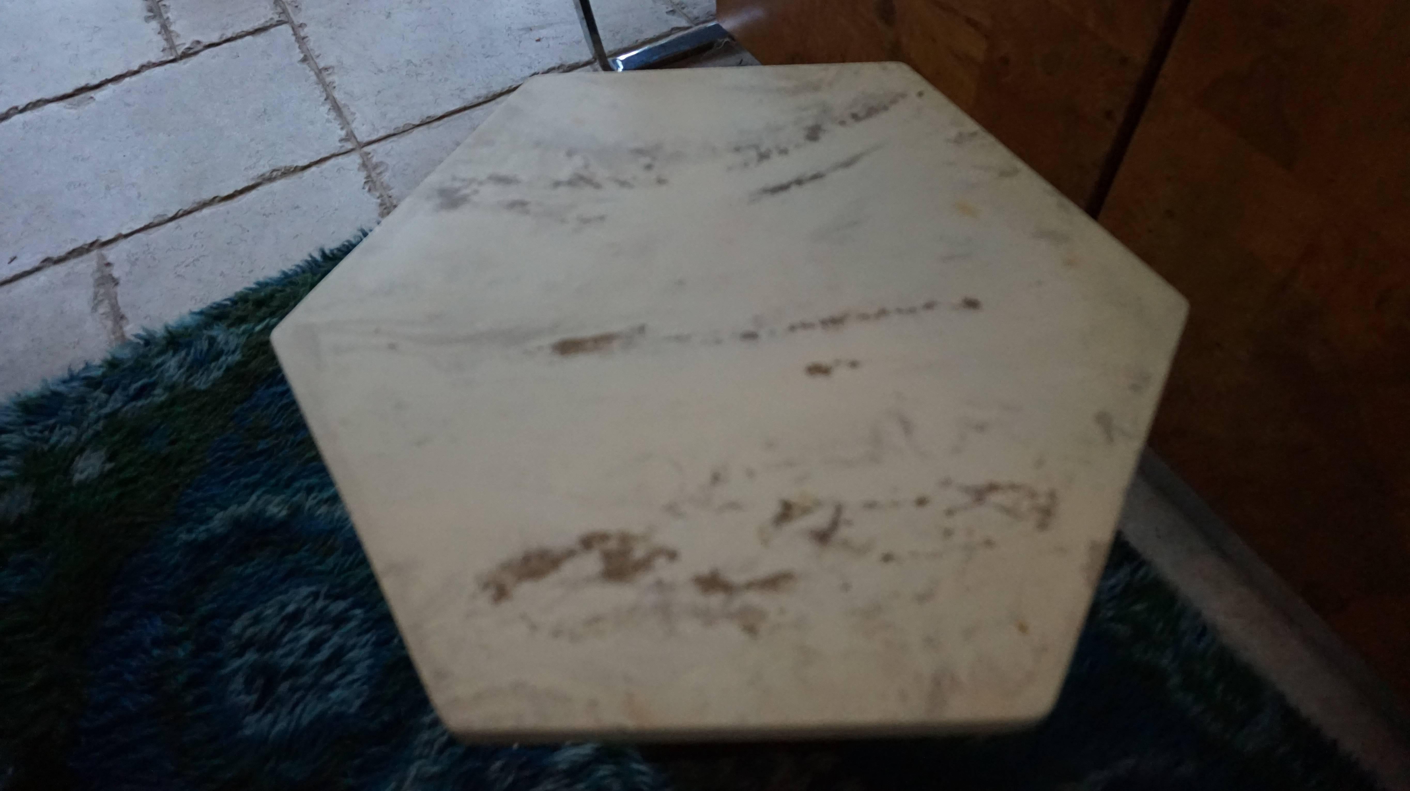 Mid-Century Modern Petites tables d'appoint de style Harvey Probber en acajou et faux marbre, mi-siècle moderne en vente