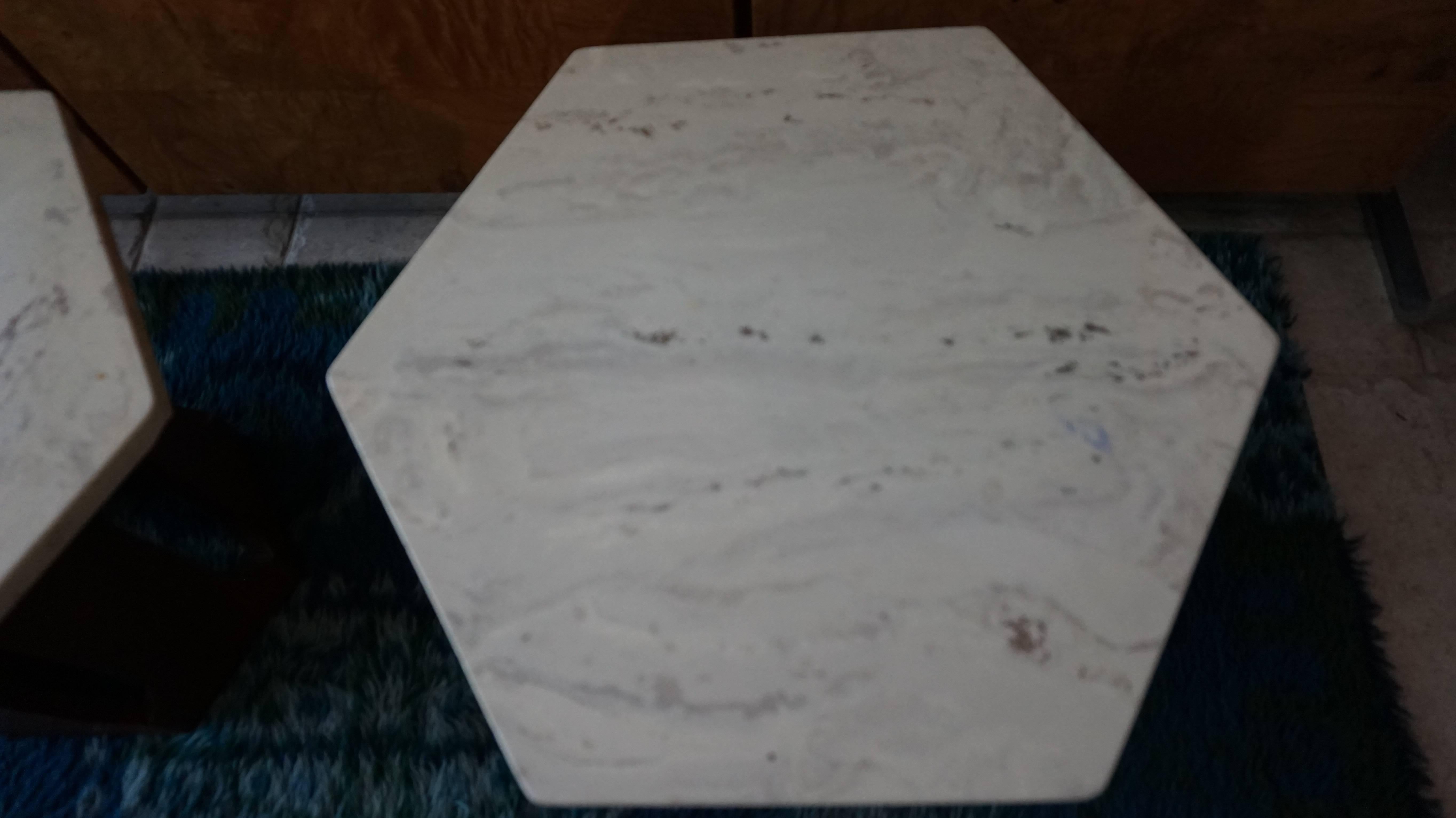 Américain Petites tables d'appoint de style Harvey Probber en acajou et faux marbre, mi-siècle moderne en vente