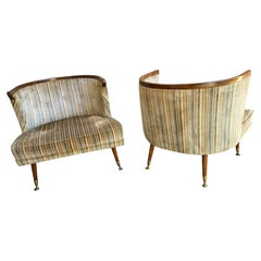 Fabuloso par de sillones italianos modernos de mediados de siglo con respaldo en forma de barril y acabado en nogal
