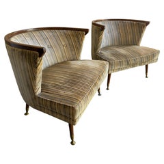 Fabuloso par de sillones italianos modernos de mediados de siglo con respaldo en forma de barril y acabado en nogal