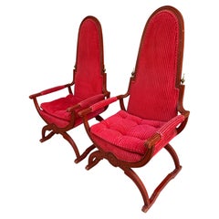Una splendida coppia di poltrone lounge in stile Hollywood Regency con schienale alto, in stile Dorothy Draper.