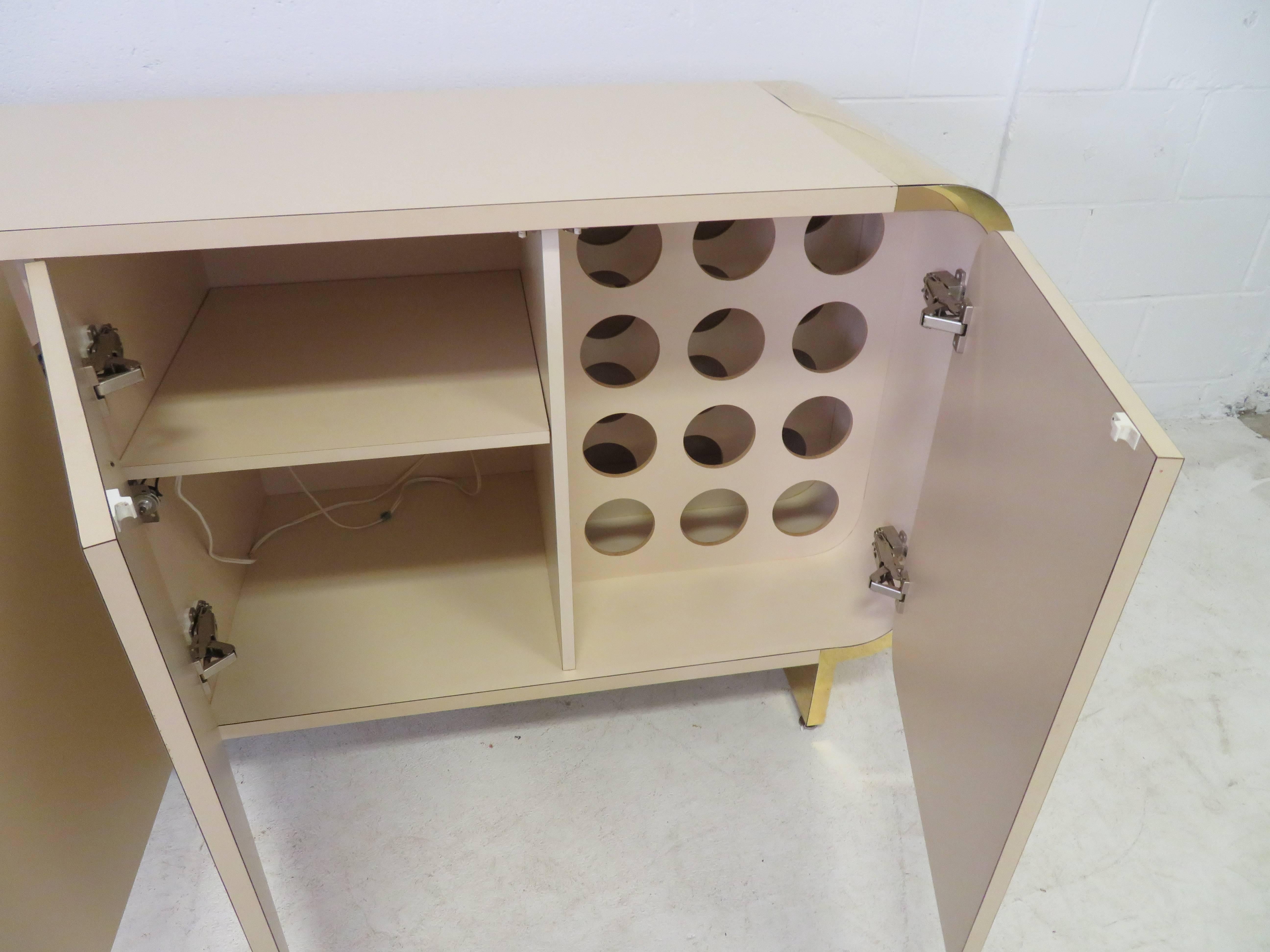Metà XX secolo Insolita credenza con bordo curvo della Pace Collection, metà secolo moderno in vendita