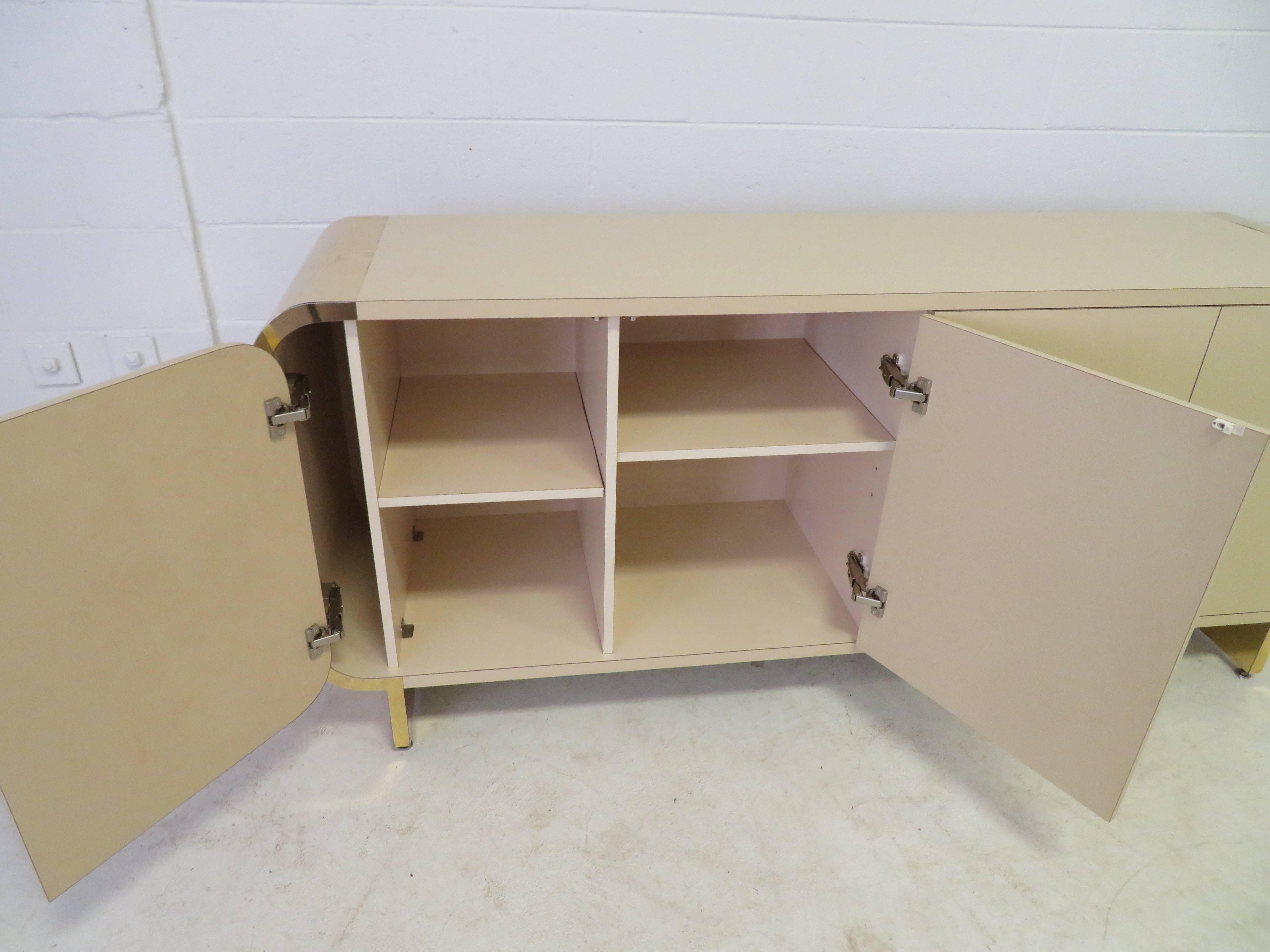 Laminato Insolita credenza con bordo curvo della Pace Collection, metà secolo moderno in vendita