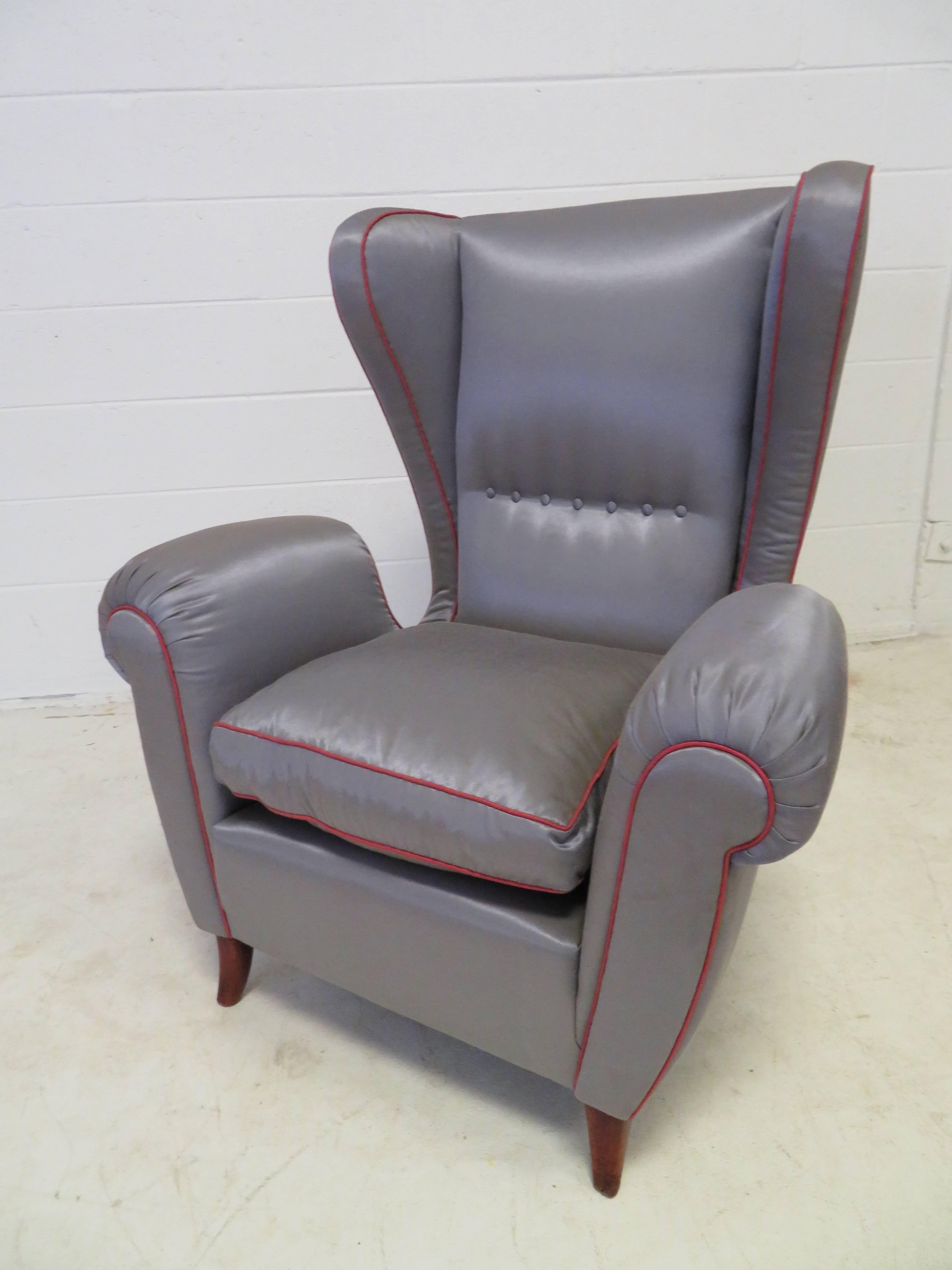 Paire de chaises Wingback italiennes des années 1960 de style Paolo Buffa, mi-siècle moderne en vente 4