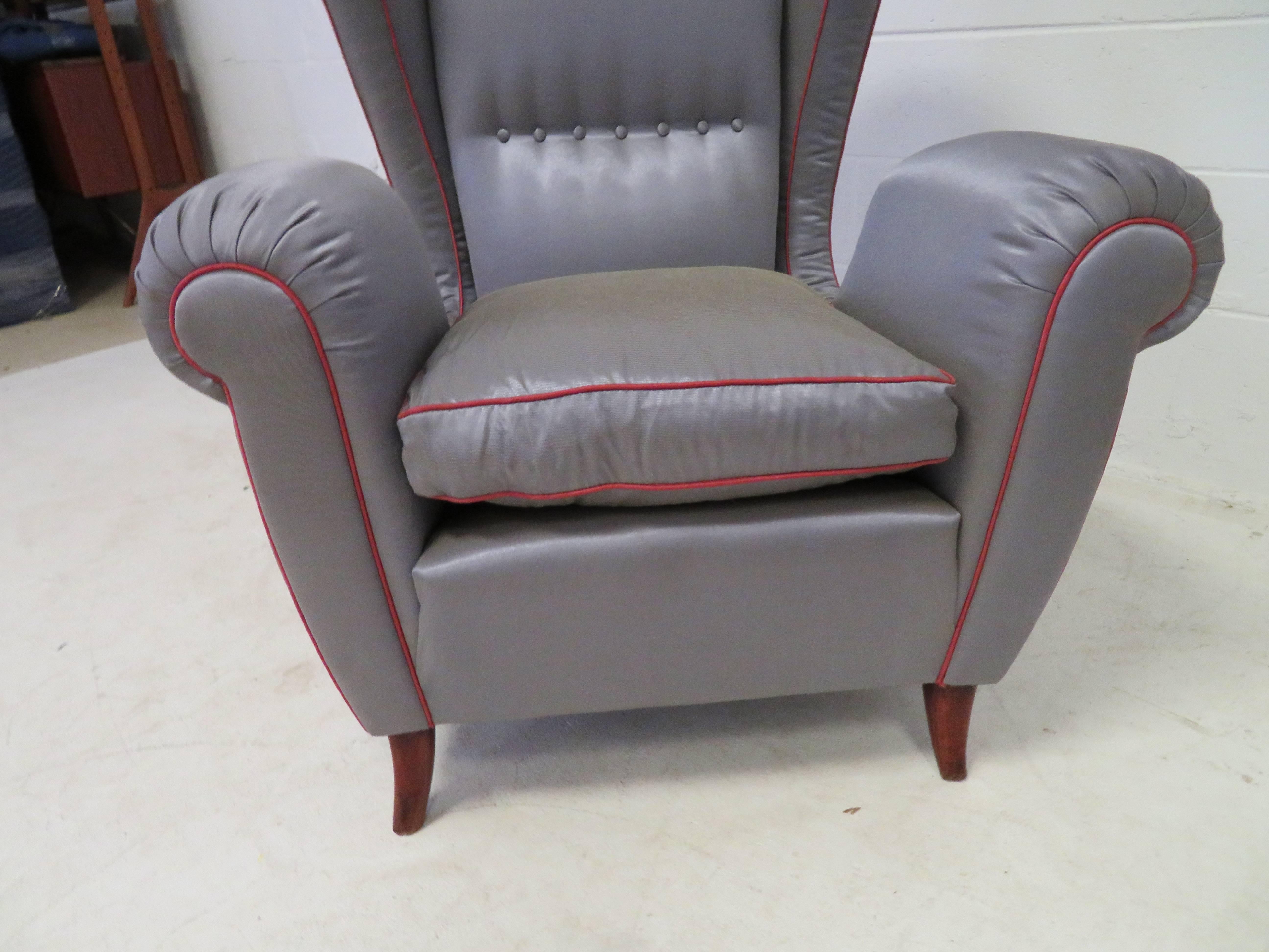 Mid-Century Modern Paire de chaises Wingback italiennes des années 1960 de style Paolo Buffa, mi-siècle moderne en vente