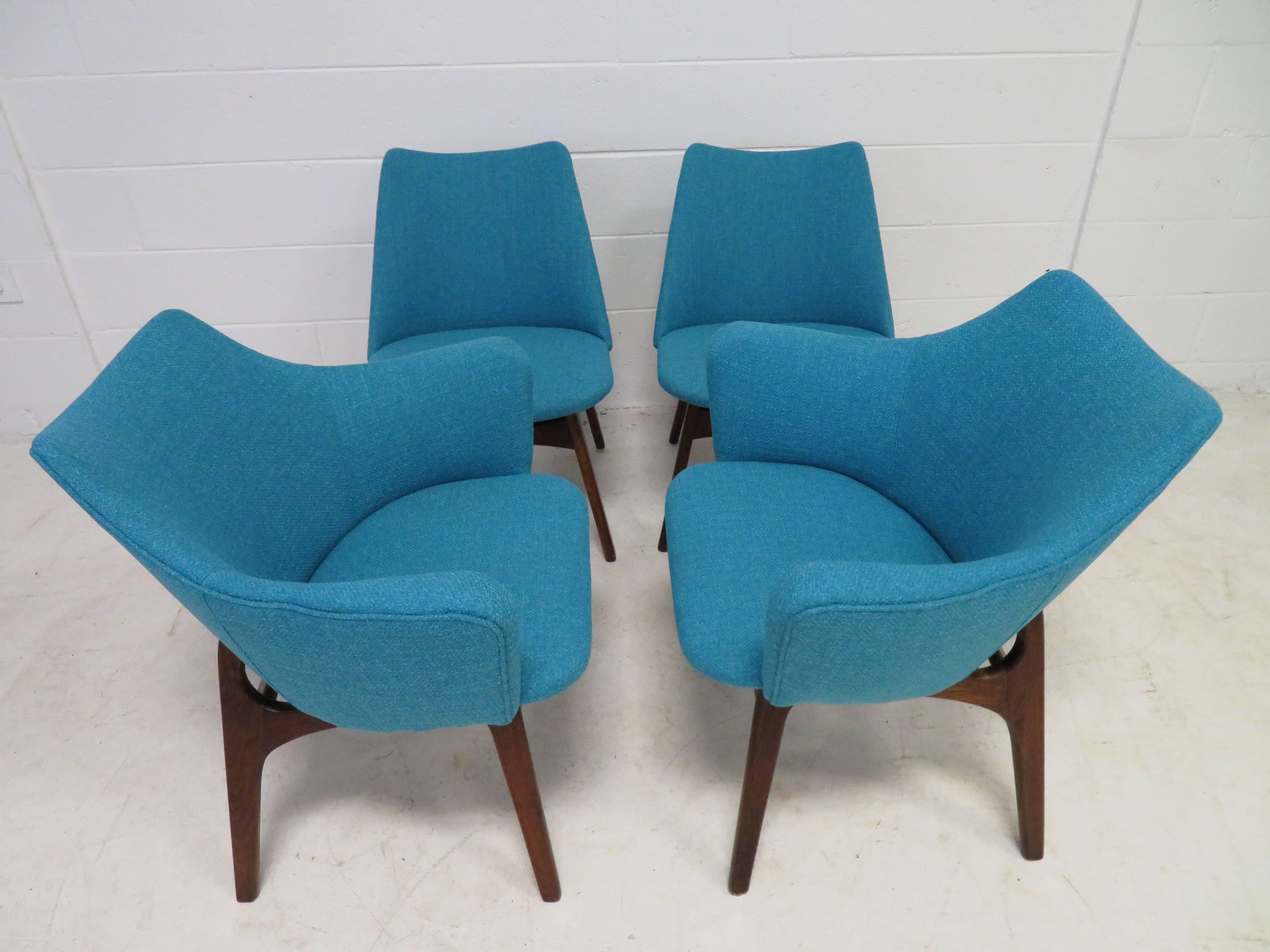 Mid-Century moderno Set di quattro sedie da pranzo scultoree in noce Adrian Pearsall in vendita