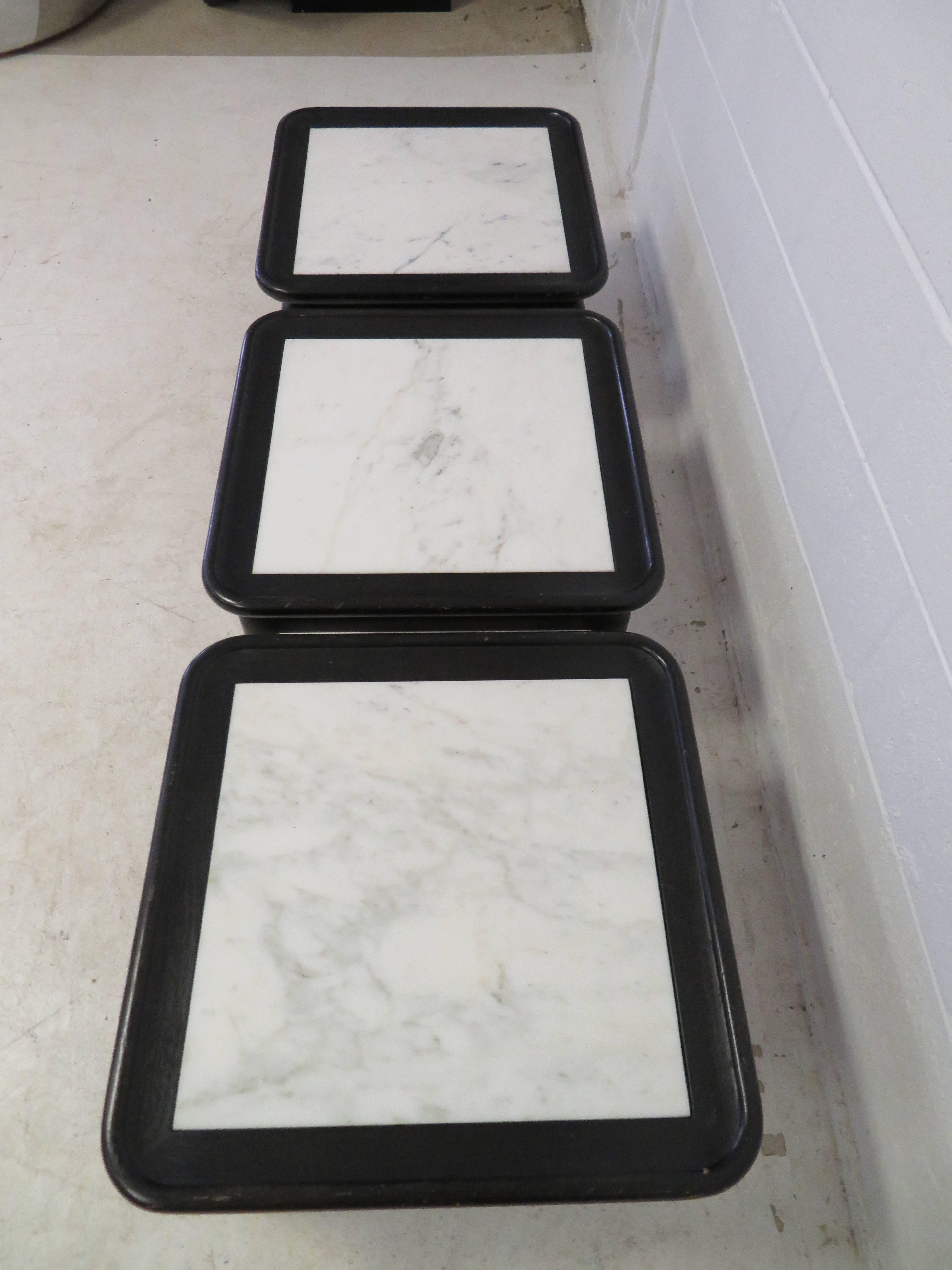 Marbre Superbe ensemble de trois tables d'appoint en marbre de style Harvey Probber, mi-siècle moderne en vente