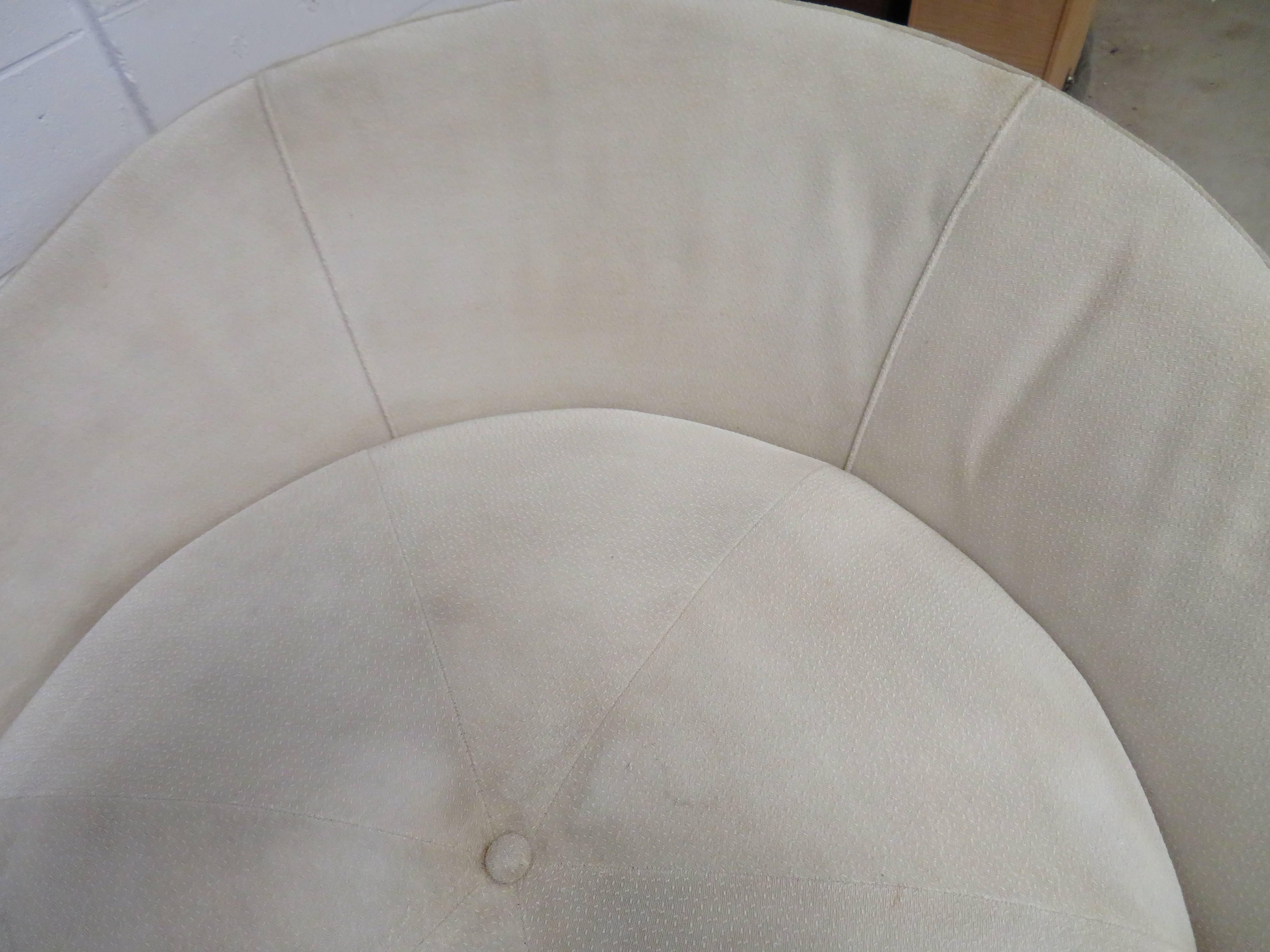 Large Scale Milo Baughman Round Chaise Lounge Chair, Mid-Century Modern In Good Condition In Pemberton, NJ
